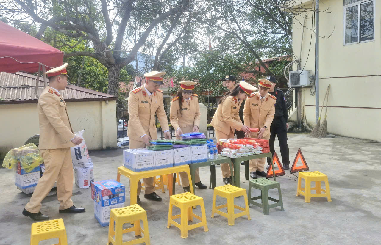 CSGT Lạng Sơn bảo đảm ATGT, hỗ trợ người d&acirc;n về qu&ecirc; đ&oacute;n Tết an to&agrave;n- Ảnh 6.