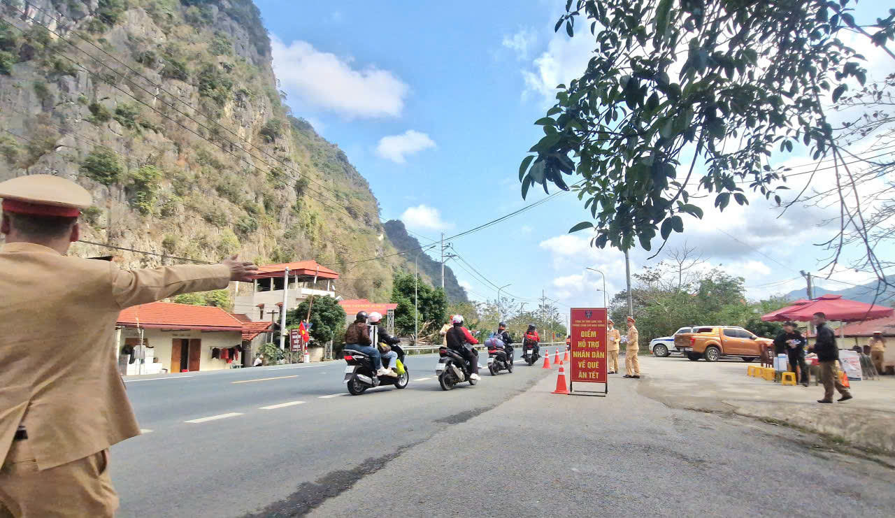 CSGT Lạng Sơn bảo đảm ATGT, hỗ trợ người d&acirc;n về qu&ecirc; đ&oacute;n Tết an to&agrave;n- Ảnh 18.