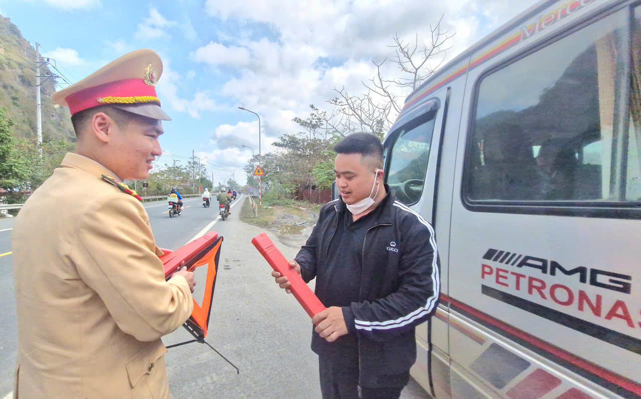CSGT Lạng Sơn bảo đảm ATGT, hỗ trợ người d&acirc;n về qu&ecirc; đ&oacute;n Tết an to&agrave;n- Ảnh 13.