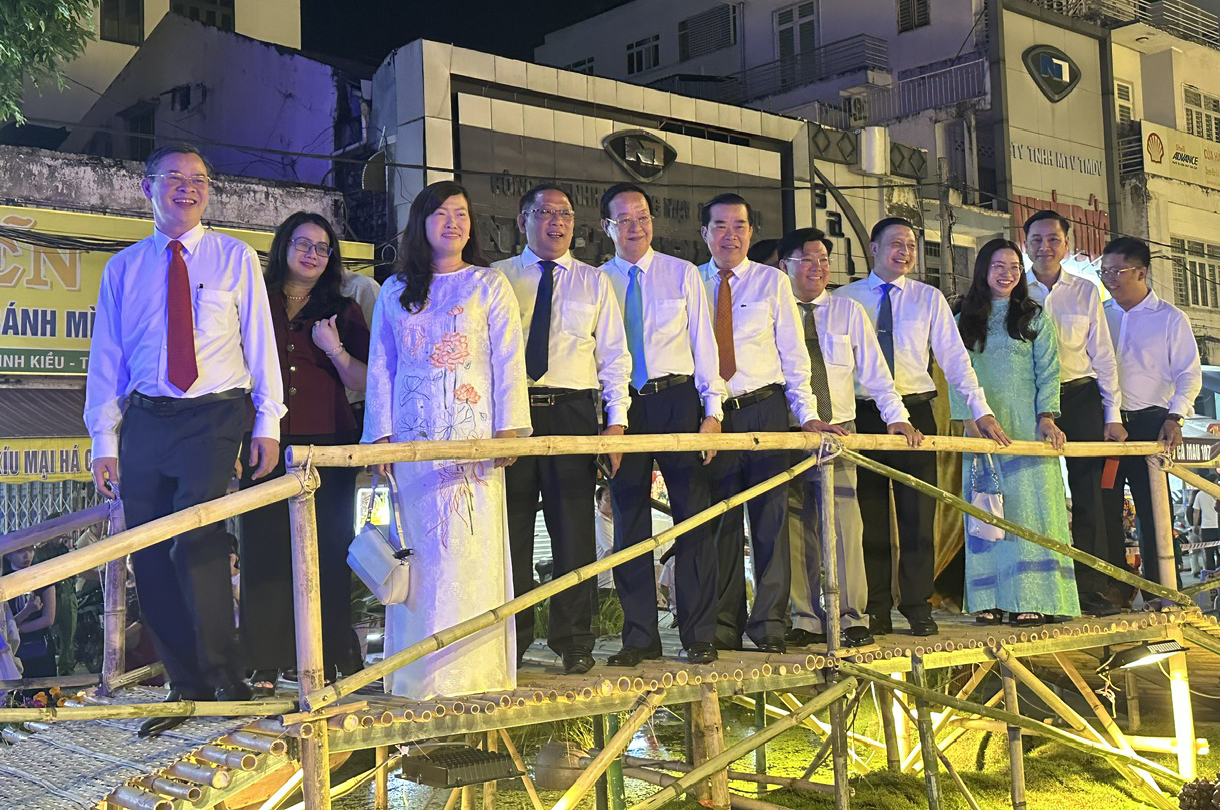 Đường hoa 310m rực rỡ khai hội xu&acirc;n B&iacute;nh Ngọ 2026 ở Cần Thơ- Ảnh 3.