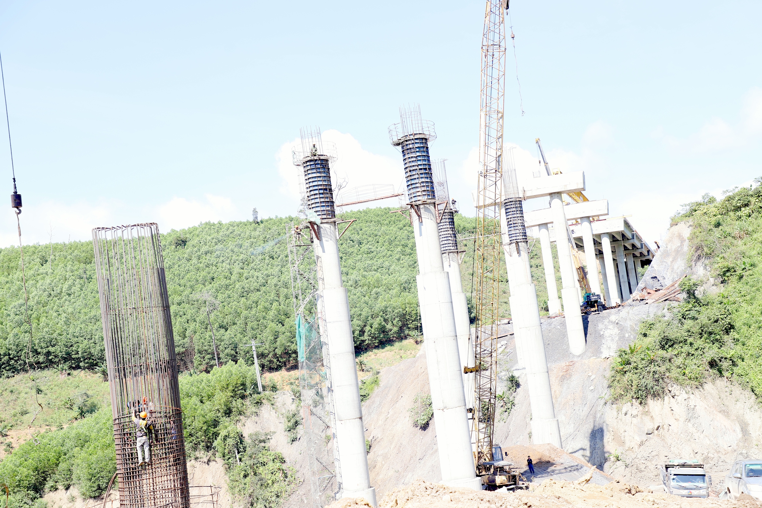 Đ&agrave;o hầm, bắc cầu tr&ecirc;n tuyến cao tốc Kh&aacute;nh H&ograve;a - Bu&ocirc;n Ma Thuột- Ảnh 1.