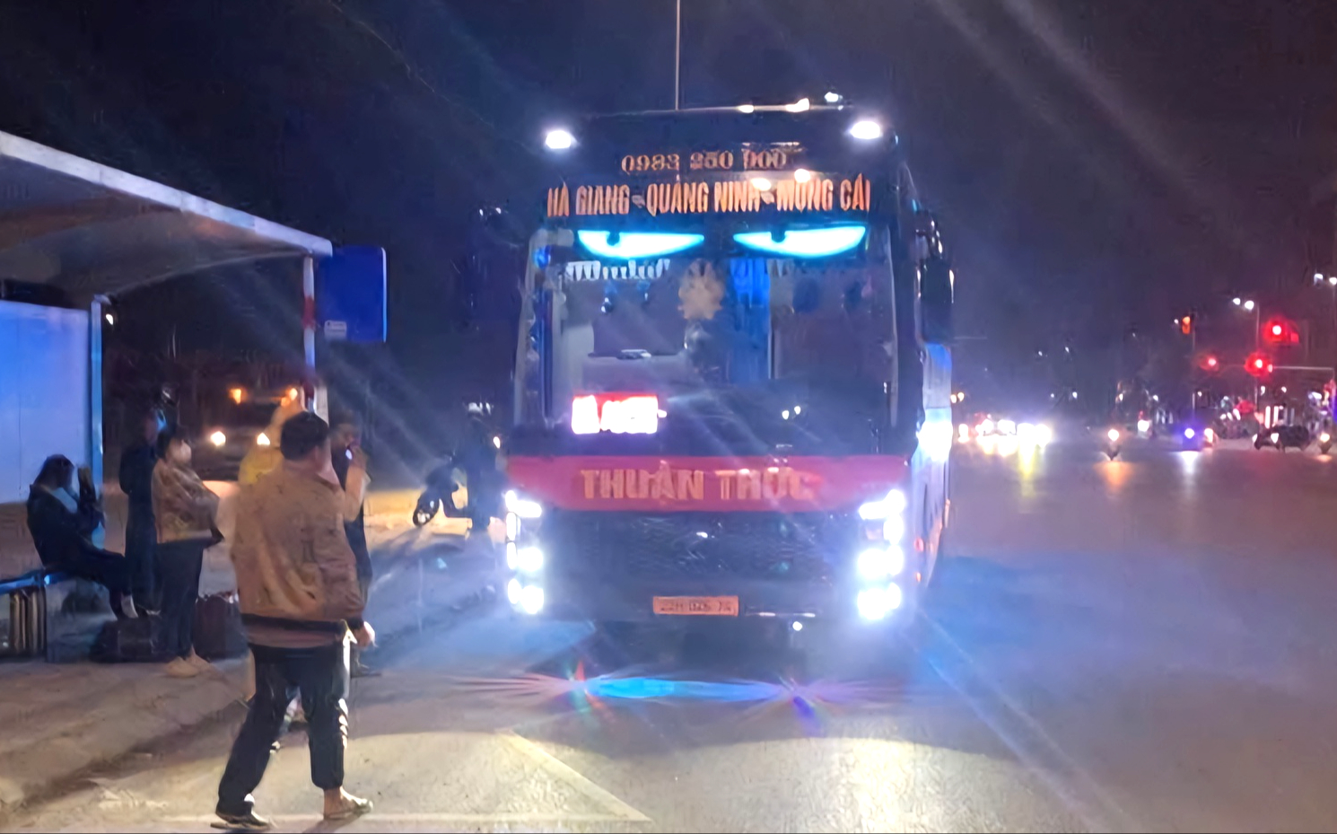 Người d&acirc;n nhắn tin cho Cục trưởng, 20 ph&uacute;t sau xe kh&aacute;ch chở qu&aacute; 8 người bị CSGT xử l&yacute;- Ảnh 1.