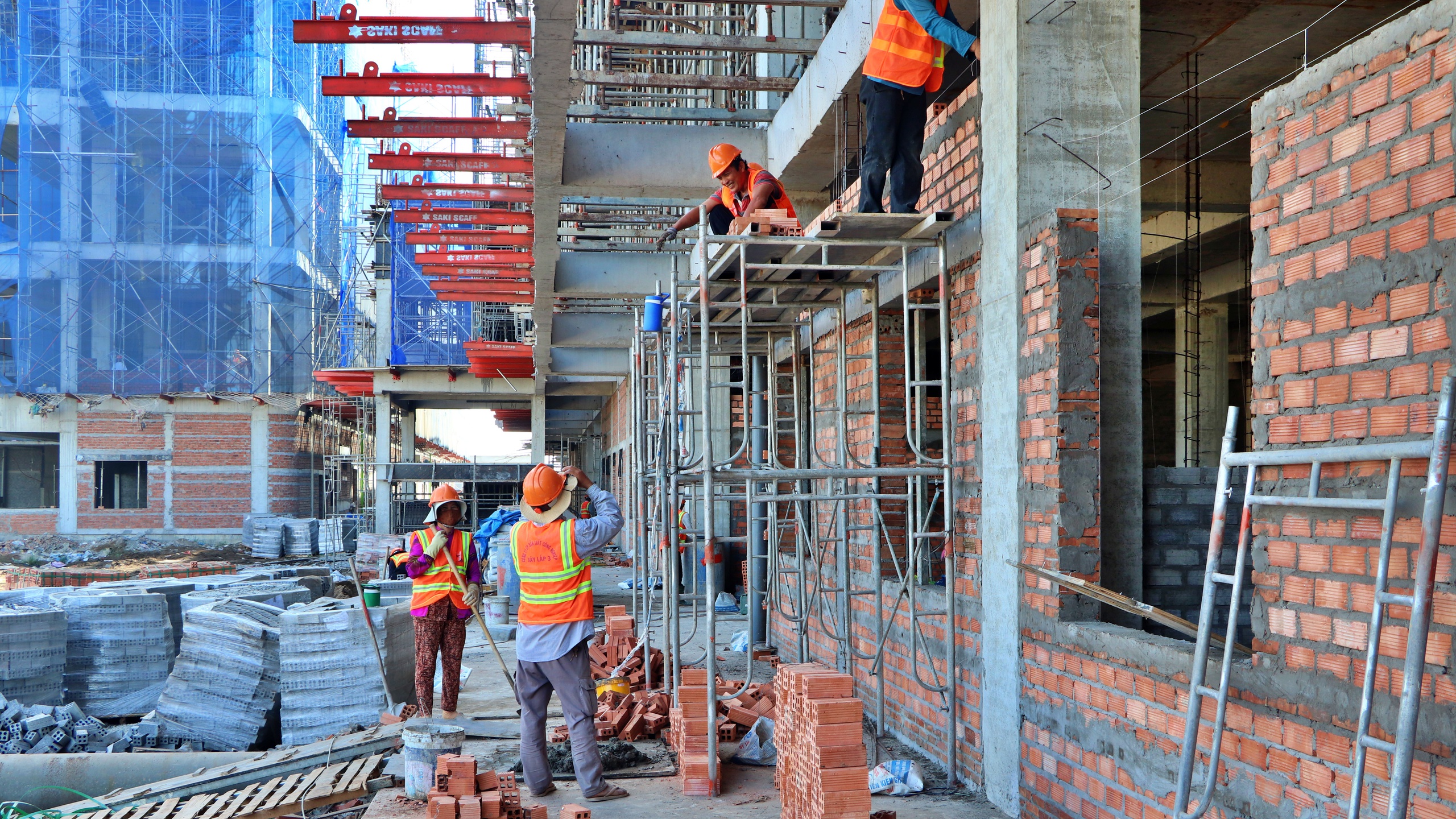 C&ocirc;ng trường thi c&ocirc;ng Bệnh viện Đa khoa C&agrave; Mau 1.200 giường kh&ocirc;ng ngơi nghỉ ng&agrave;y cận Tết- Ảnh 1.