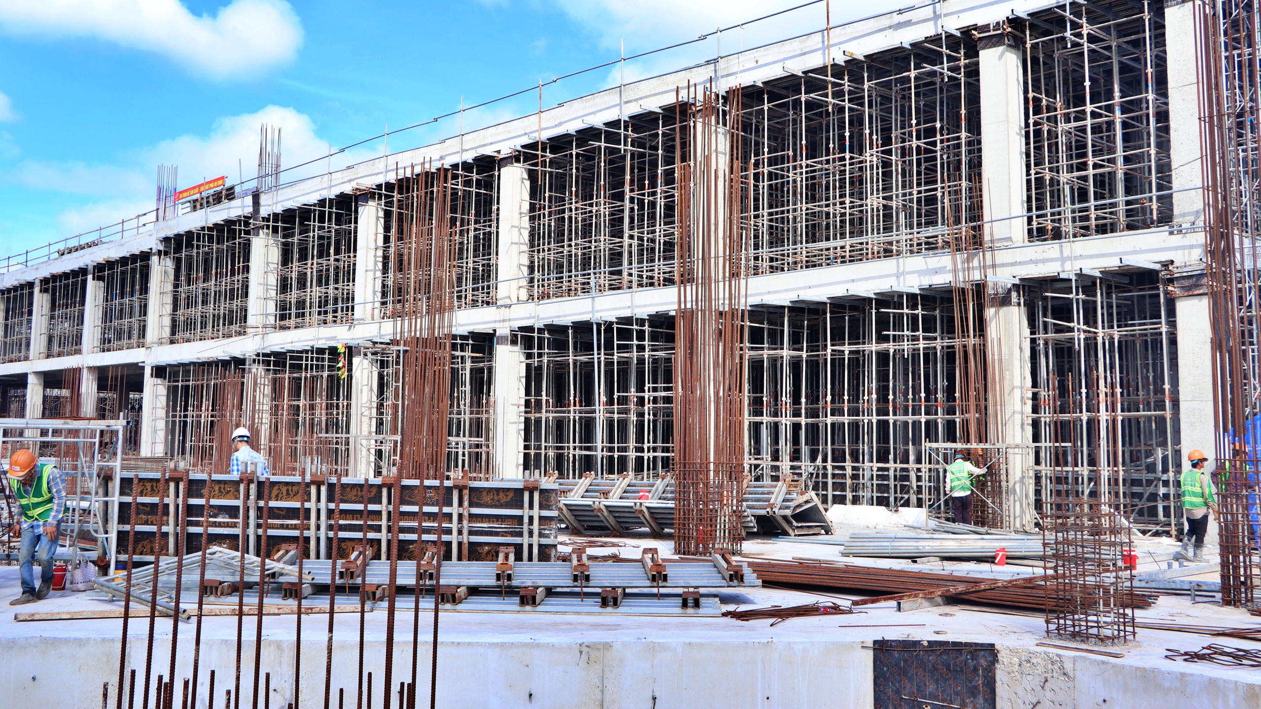 C&ocirc;ng trường thi c&ocirc;ng Bệnh viện Đa khoa C&agrave; Mau 1.200 giường kh&ocirc;ng ngơi nghỉ ng&agrave;y cận Tết- Ảnh 2.