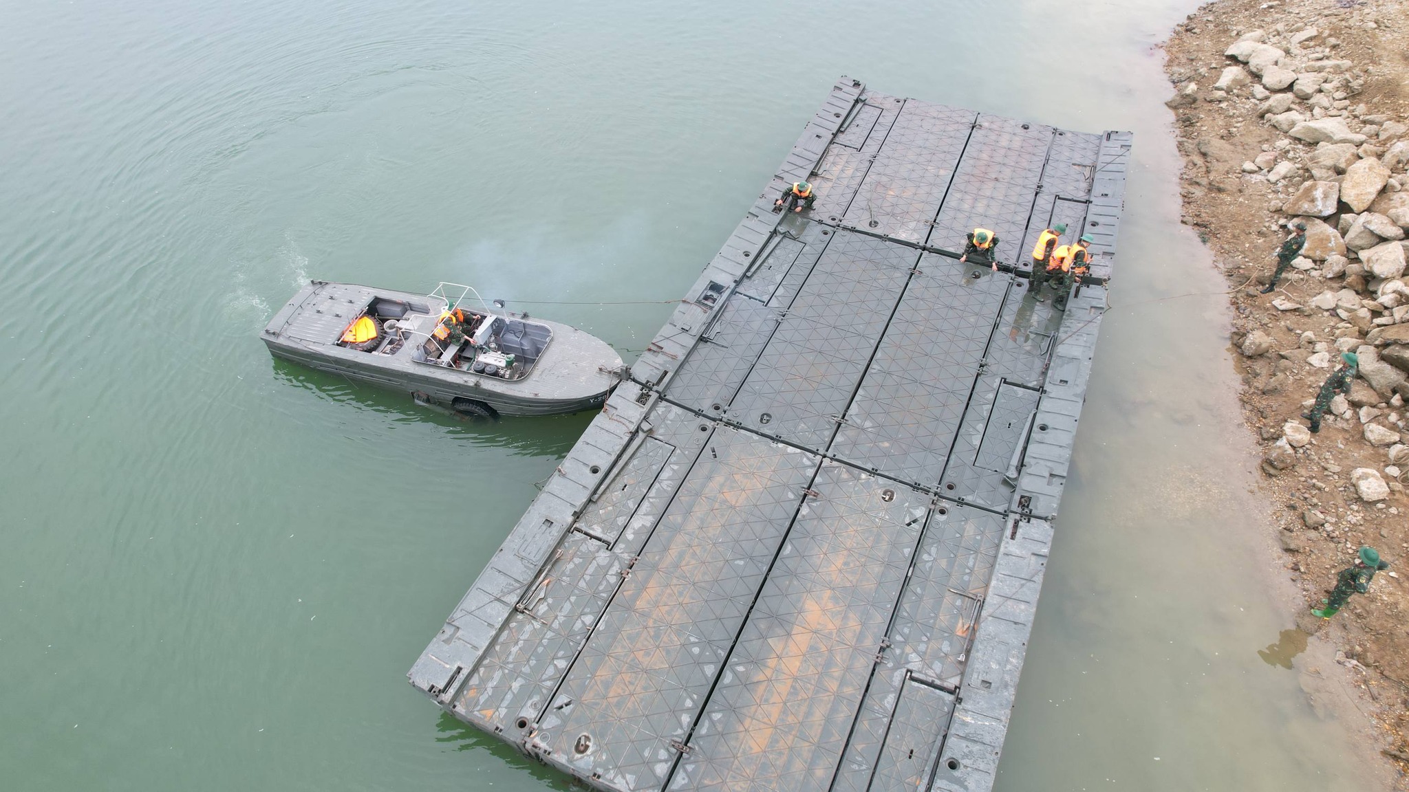 Cận cảnh Lữ đoàn 249 Binh chủng Công binh lắp đặt cầu phao qua sông Lô- Ảnh 1. Cận cảnh Lữ đoàn 249 Binh chủng Công binh lắp đặt cầu phao qua sông Lô- Ảnh 1.