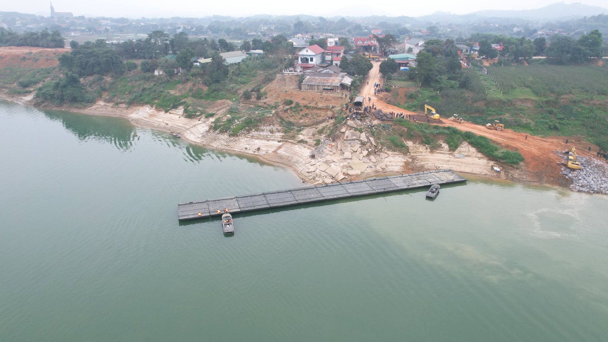 Cận cảnh Lữ đoàn 249 Binh chủng Công binh lắp đặt cầu phao qua sông Lô- Ảnh 2. Cận cảnh Lữ đoàn 249 Binh chủng Công binh lắp đặt cầu phao qua sông Lô- Ảnh 2.