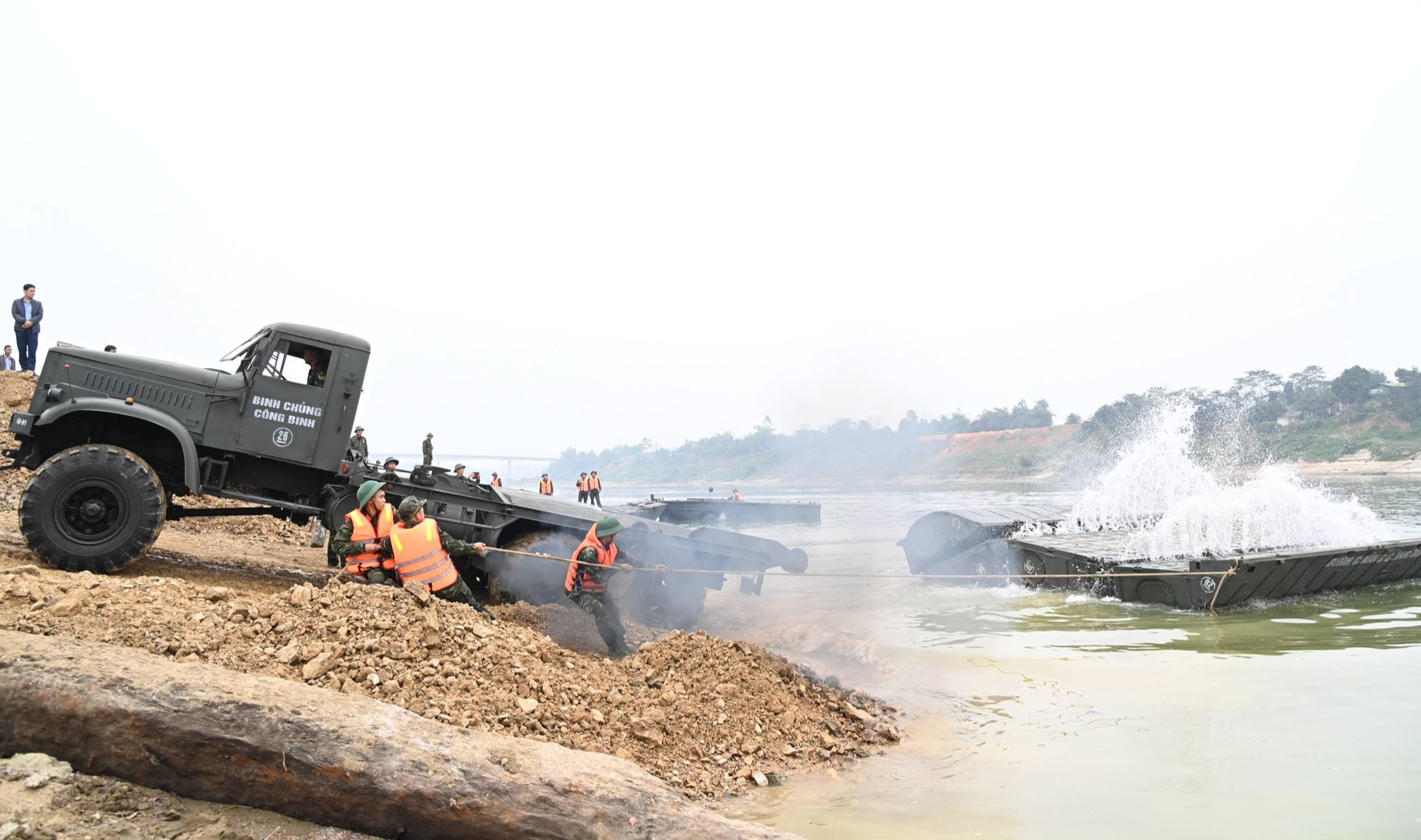 Cận cảnh Lữ đoàn 249 Binh chủng Công binh lắp đặt cầu phao qua sông Lô- Ảnh 4. Cận cảnh Lữ đoàn 249 Binh chủng Công binh lắp đặt cầu phao qua sông Lô- Ảnh 4.