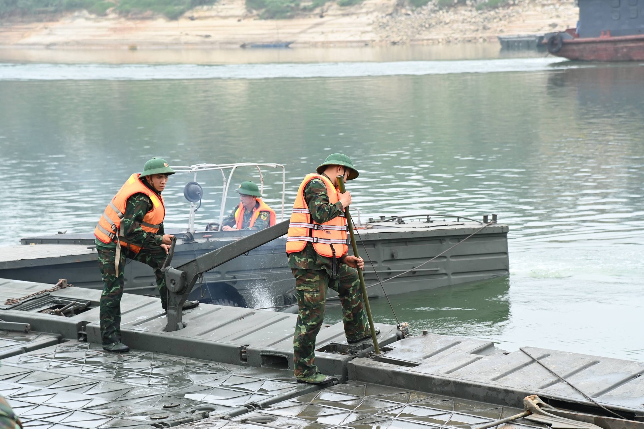 Cận cảnh Lữ đoàn 249 Binh chủng Công binh lắp đặt cầu phao qua sông Lô- Ảnh 5. Cận cảnh Lữ đoàn 249 Binh chủng Công binh lắp đặt cầu phao qua sông Lô- Ảnh 5.