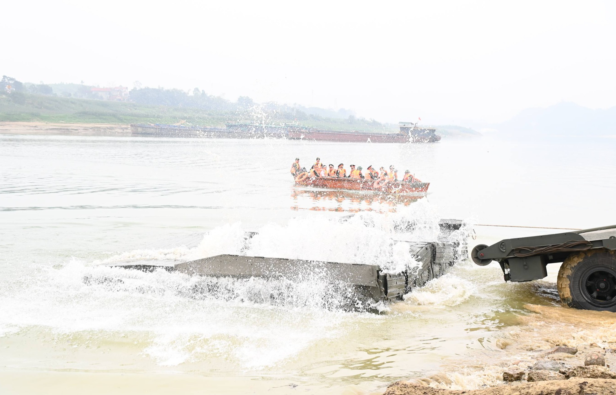 Cận cảnh Lữ đoàn 249 Binh chủng Công binh lắp đặt cầu phao qua sông Lô- Ảnh 6. Cận cảnh Lữ đoàn 249 Binh chủng Công binh lắp đặt cầu phao qua sông Lô- Ảnh 6.