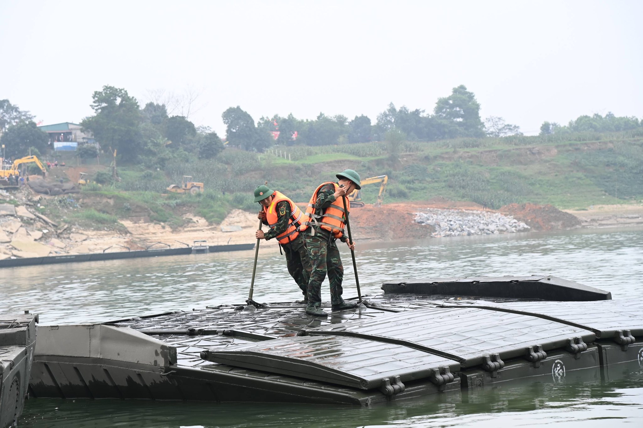Cận cảnh Lữ đoàn 249 Binh chủng Công binh lắp đặt cầu phao qua sông Lô- Ảnh 7. Cận cảnh Lữ đoàn 249 Binh chủng Công binh lắp đặt cầu phao qua sông Lô- Ảnh 7.