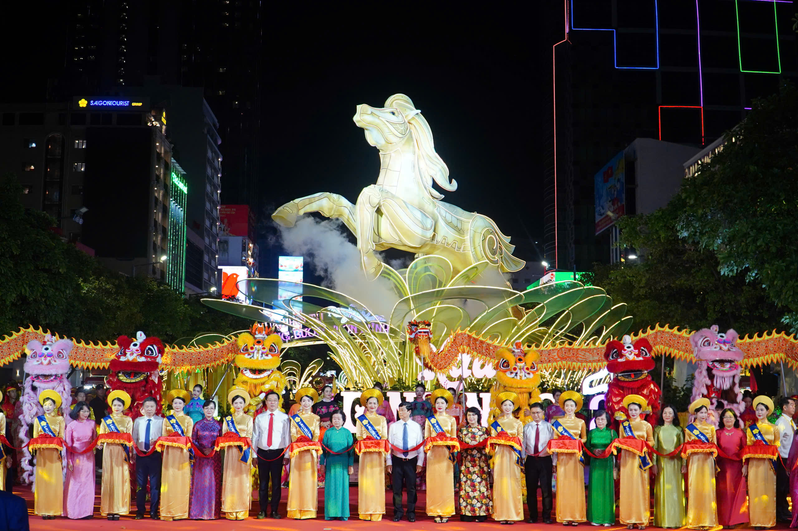 TP.HCM: Đường hoa Nguyễn Huệ thu h&uacute;t h&agrave;ng ng&agrave;n người tham quan thời khắc mở cửa- Ảnh 2.