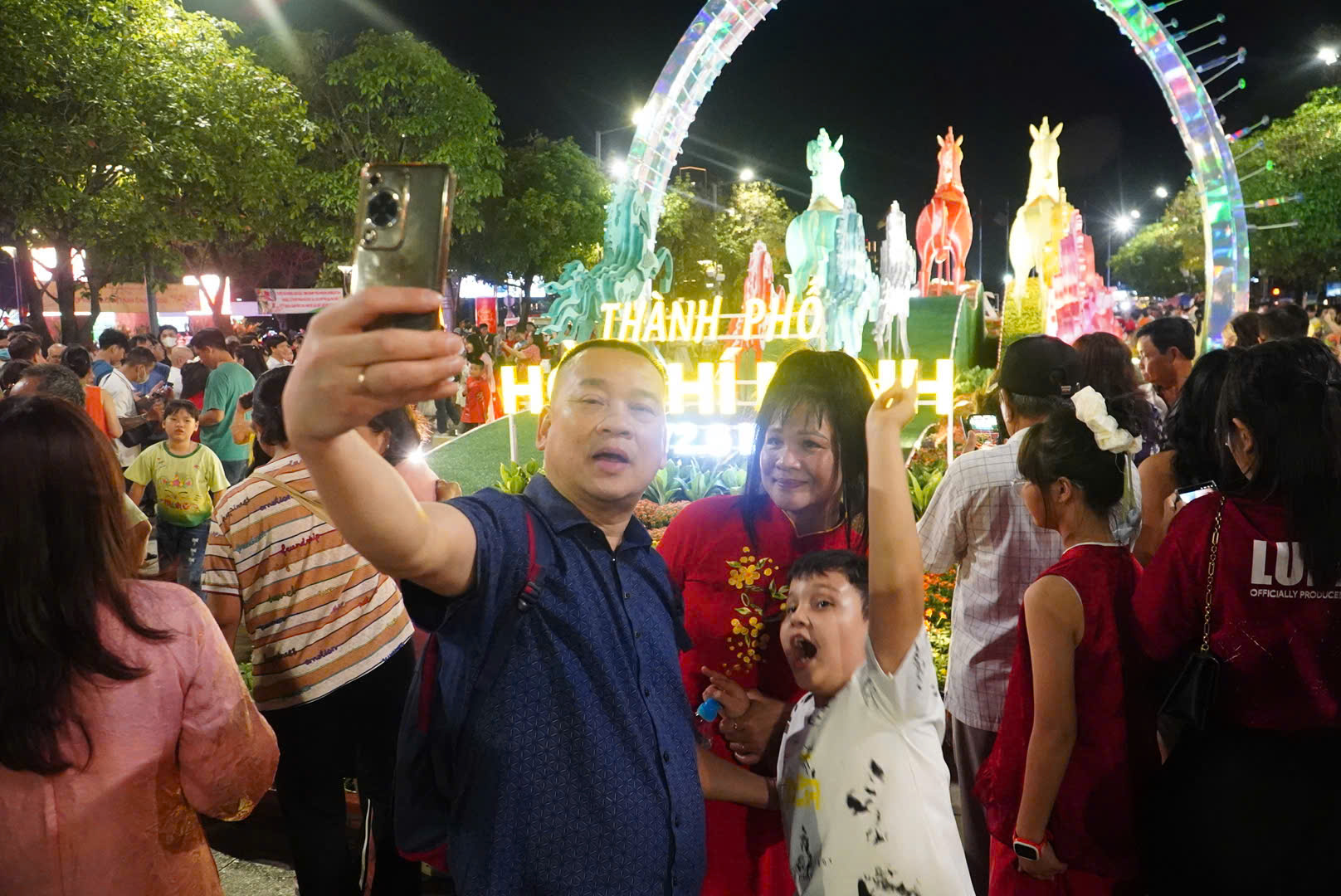 TP.HCM: Đường hoa Nguyễn Huệ thu h&uacute;t h&agrave;ng ng&agrave;n người tham quan thời khắc mở cửa- Ảnh 9.