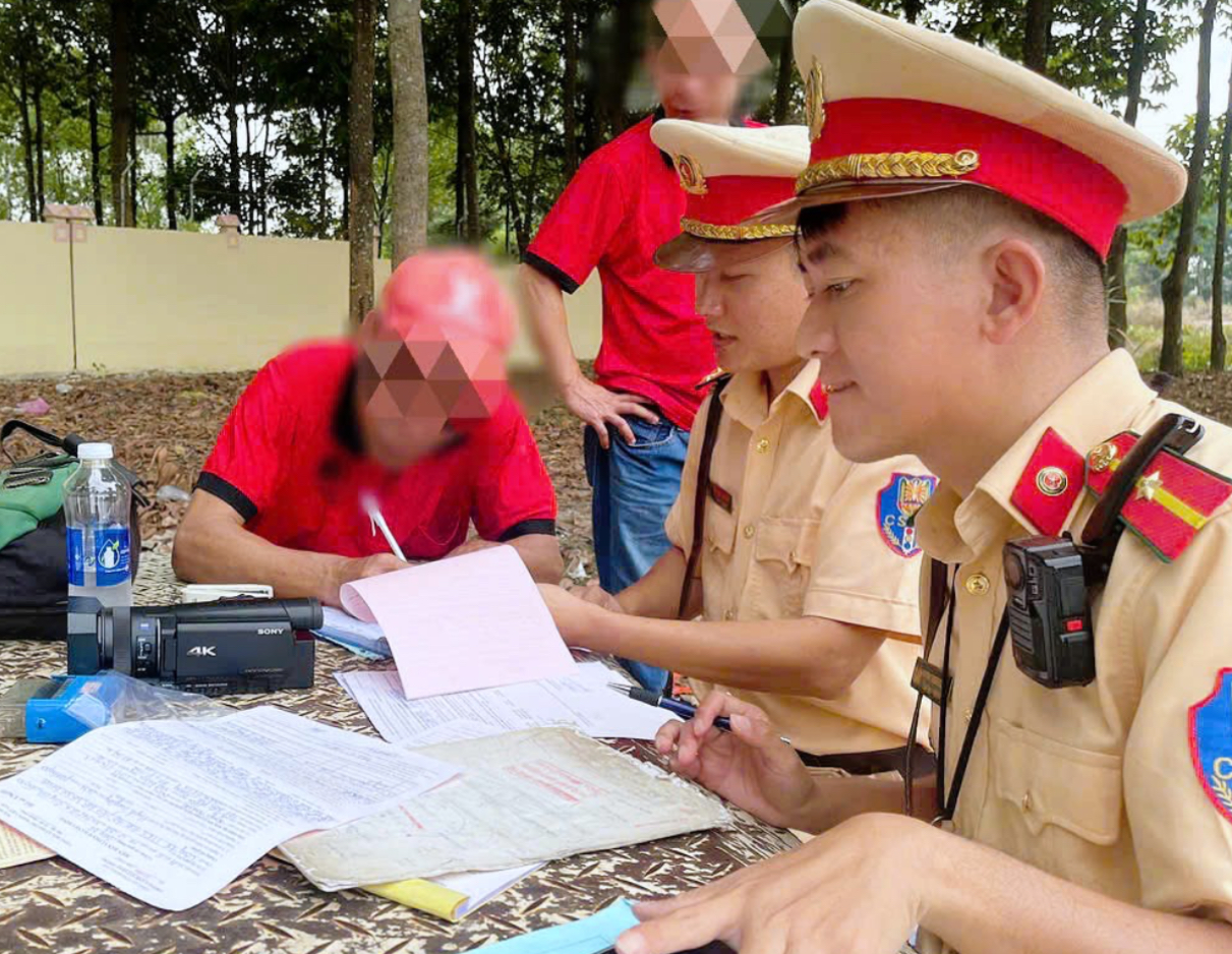 Đồng Nai: Xử phạt 67,5 triệu đồng vụ &ocirc; t&ocirc; nhồi nh&eacute;t kh&aacute;ch, giữ giấy ph&eacute;p l&aacute;i xe của t&agrave;i xế- Ảnh 2.