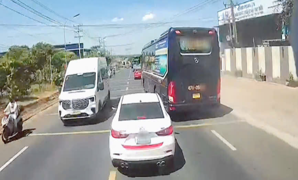 Đồng Nai: Xử phạt 67,5 triệu đồng vụ &ocirc; t&ocirc; nhồi nh&eacute;t kh&aacute;ch, giữ giấy ph&eacute;p l&aacute;i xe của t&agrave;i xế- Ảnh 3.