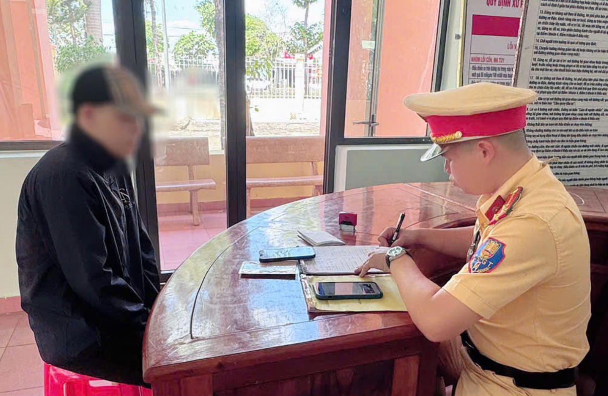 Đồng Nai: Xử phạt 67,5 triệu đồng vụ &ocirc; t&ocirc; nhồi nh&eacute;t kh&aacute;ch, giữ giấy ph&eacute;p l&aacute;i xe của t&agrave;i xế- Ảnh 4.