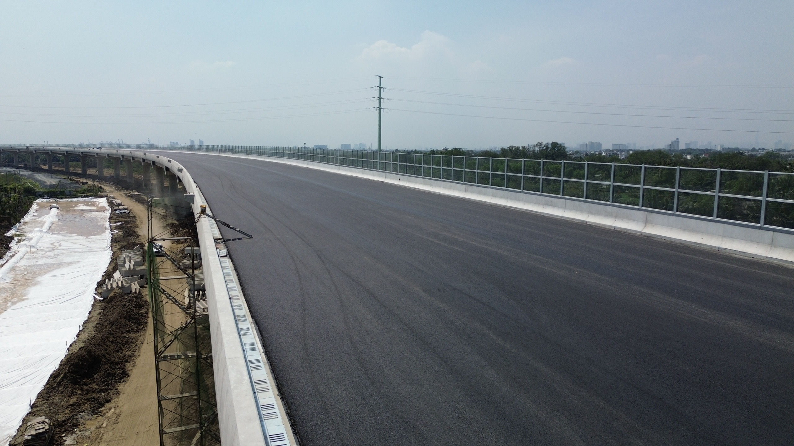 C&ocirc;ng nh&acirc;n b&aacute;m trụ c&ocirc;ng trường xuy&ecirc;n Tết, đưa c&aacute;c c&ocirc;ng tr&igrave;nh trọng điểm TP.HCM về đ&iacute;ch- Ảnh 8.