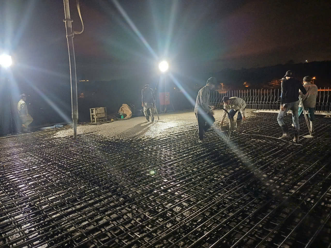 C&ocirc;ng nh&acirc;n b&aacute;m trụ c&ocirc;ng trường xuy&ecirc;n Tết, đưa c&aacute;c c&ocirc;ng tr&igrave;nh trọng điểm TP.HCM về đ&iacute;ch- Ảnh 6.