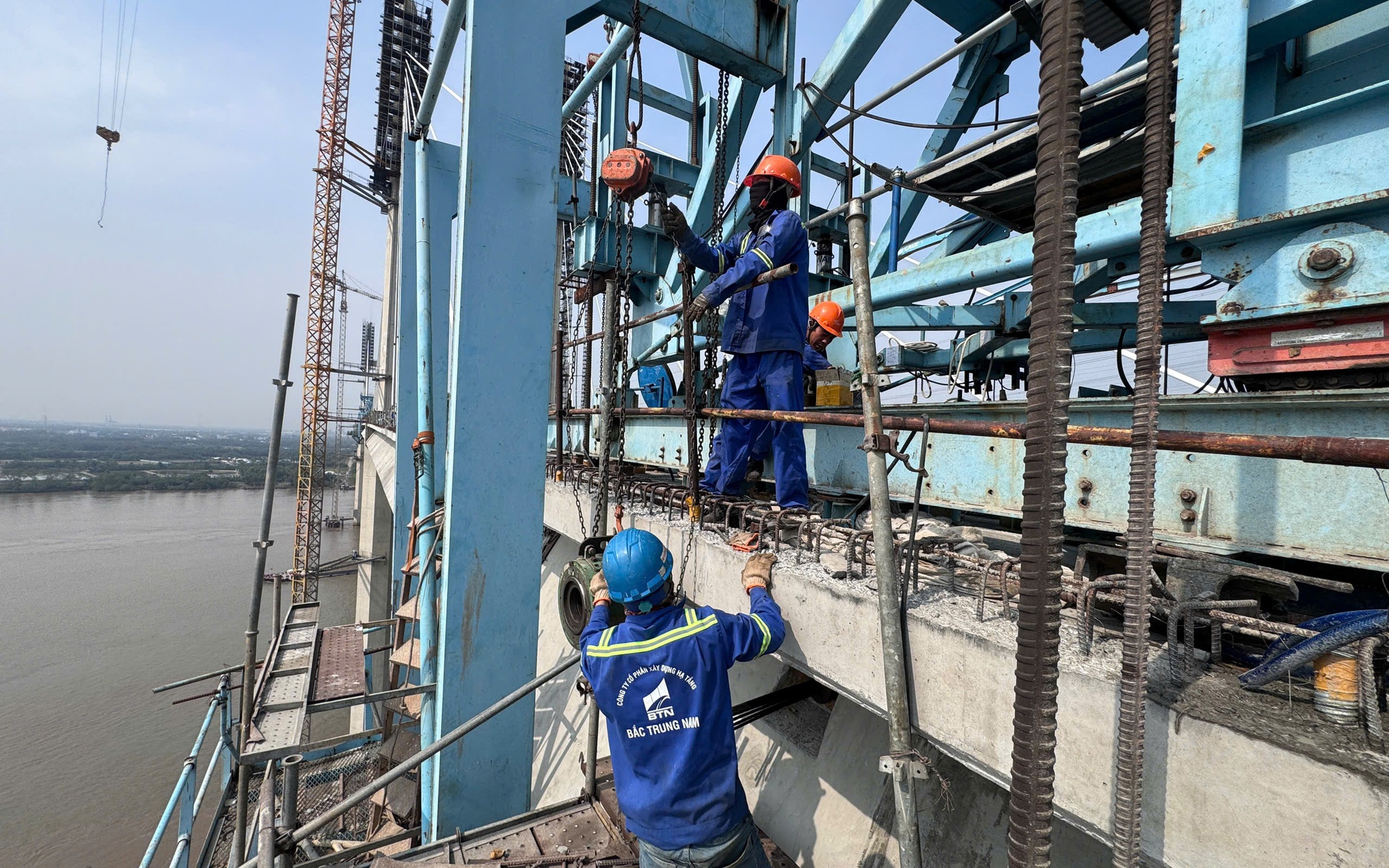 C&ocirc;ng nh&acirc;n b&aacute;m trụ c&ocirc;ng trường xuy&ecirc;n Tết, đưa c&aacute;c c&ocirc;ng tr&igrave;nh trọng điểm TP.HCM về đ&iacute;ch