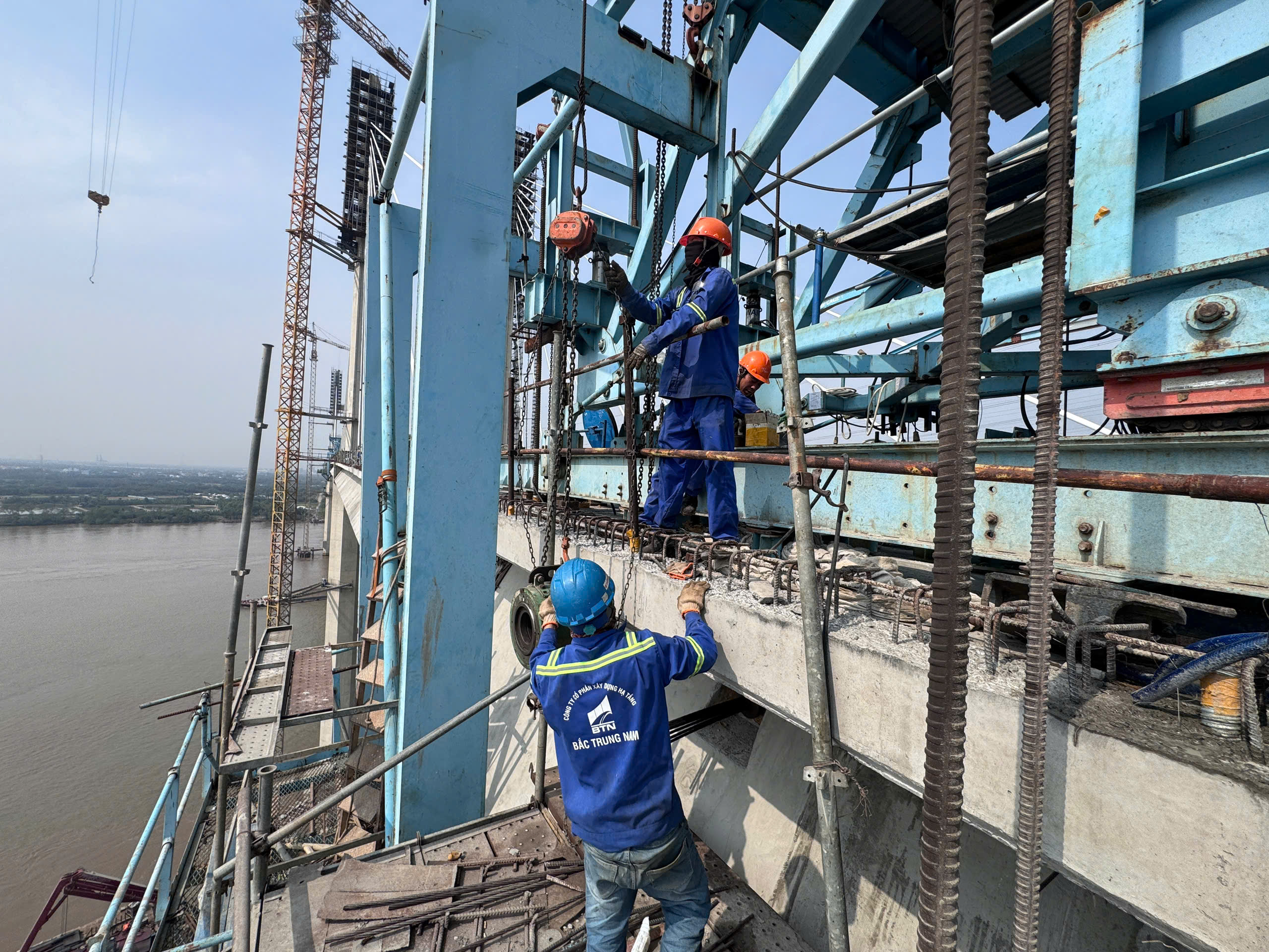 C&ocirc;ng nh&acirc;n b&aacute;m trụ c&ocirc;ng trường xuy&ecirc;n Tết, đưa c&aacute;c c&ocirc;ng tr&igrave;nh trọng điểm TP.HCM về đ&iacute;ch- Ảnh 14.