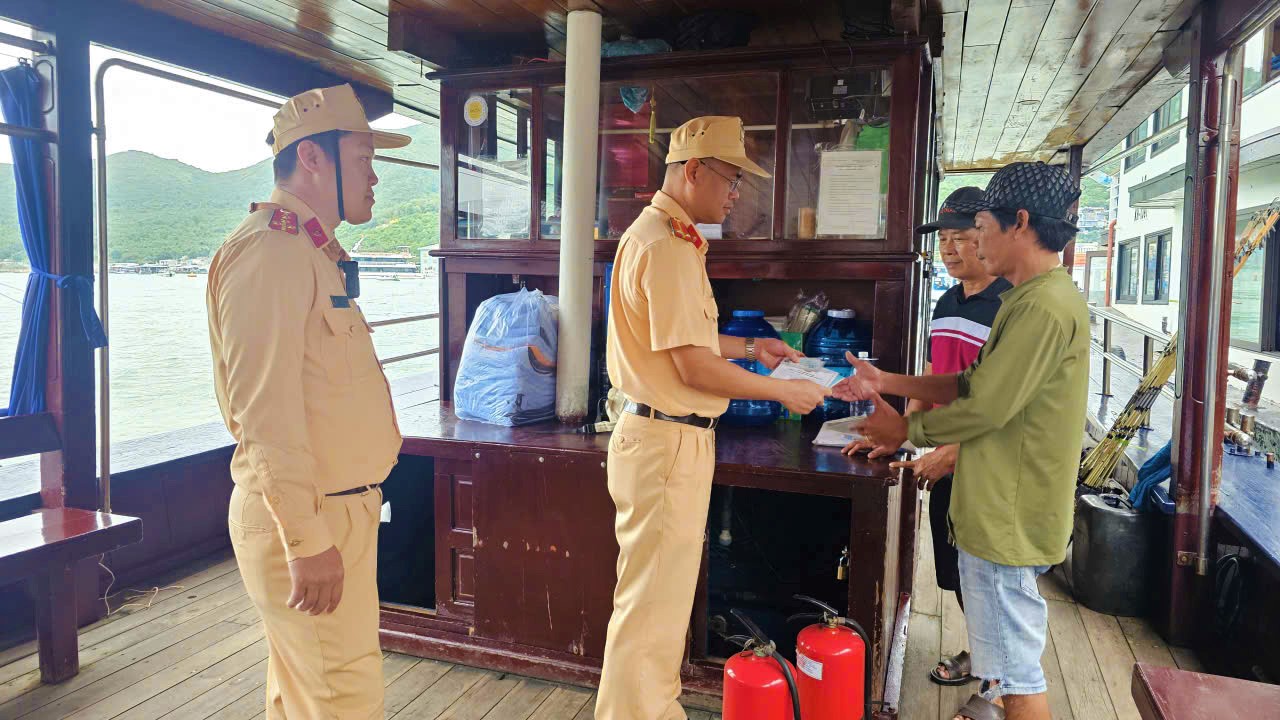 Giữ an to&agrave;n cho những chuyến t&agrave;u du lịch biển đảo- Ảnh 1.