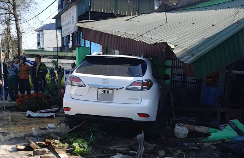 Vụ tai nạn li&ecirc;n ho&agrave;n l&agrave;m 3 người bị thương, c&aacute;c phương tiện hư hỏng nặng.