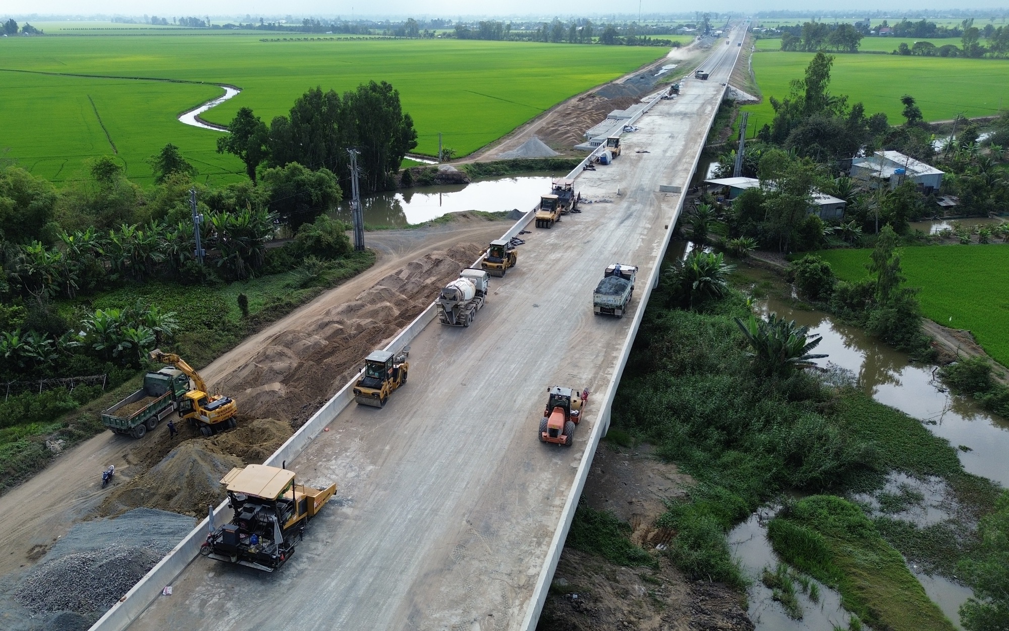 Giữ nhịp thi công giữa mùa xuân trên công trường cao tốc Châu Đốc - Cần Thơ - Sóc Trăng- Ảnh 5. Hối hả thi công trên công trường dự án cao tốc Châu Đốc - Cần Thơ - Sóc Trăng qua An Giang