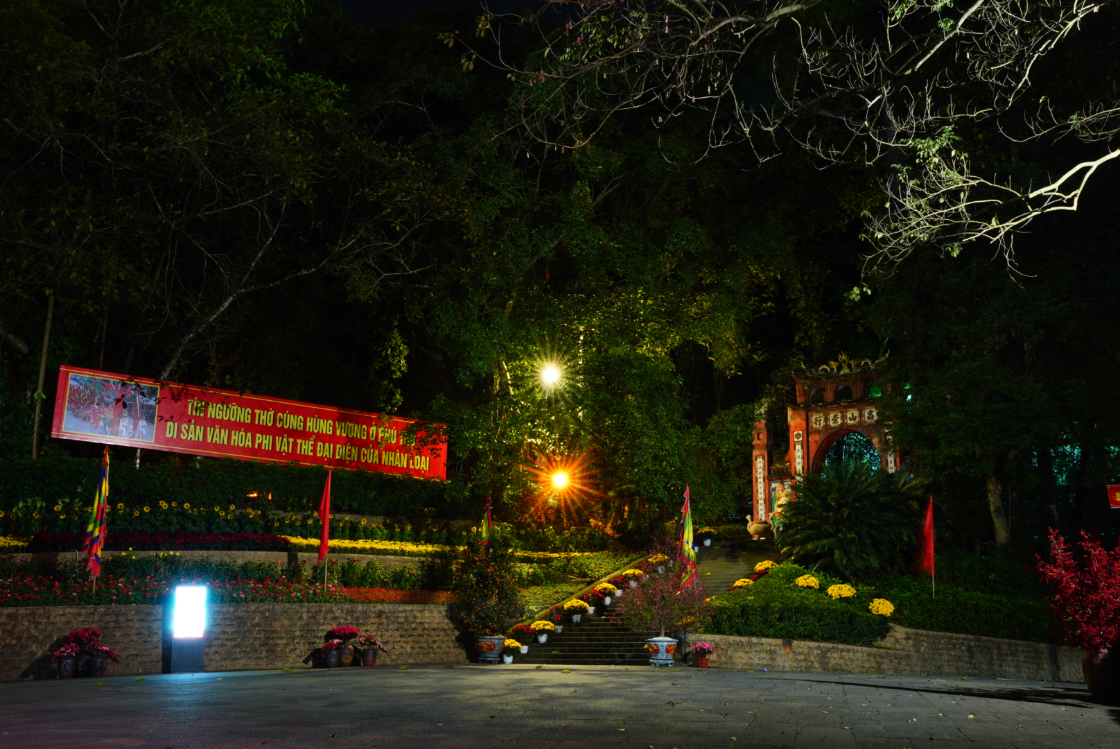 Không khí linh thiêng, tĩnh lặng đêm Giao thừa tại Đền Hùng- Ảnh 2. Không khí linh thiêng, tĩnh lặng đêm Giao thừa tại Đền Hùng- Ảnh 2.