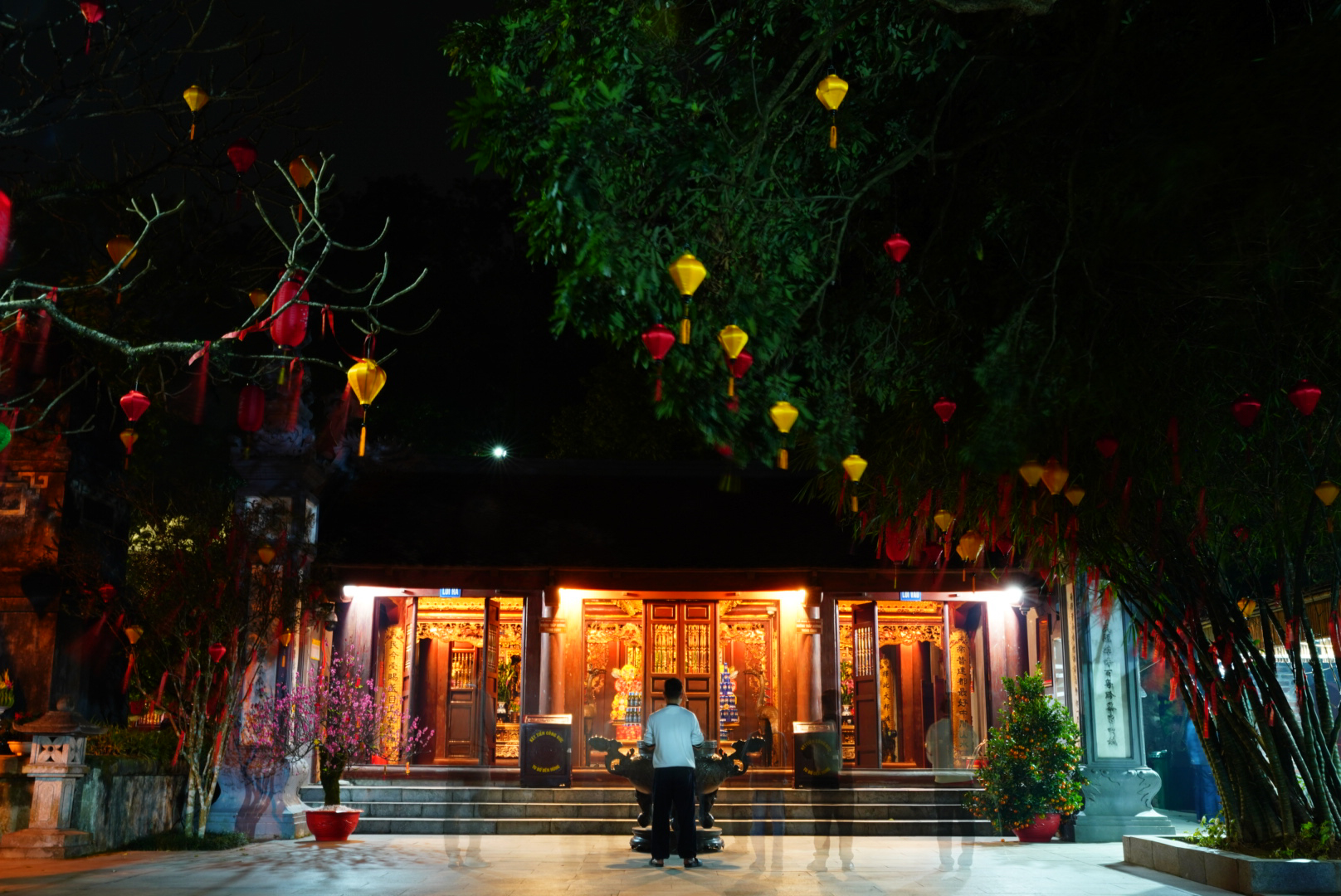 Không khí linh thiêng, tĩnh lặng đêm Giao thừa tại Đền Hùng- Ảnh 3. Không khí linh thiêng, tĩnh lặng đêm Giao thừa tại Đền Hùng- Ảnh 3.