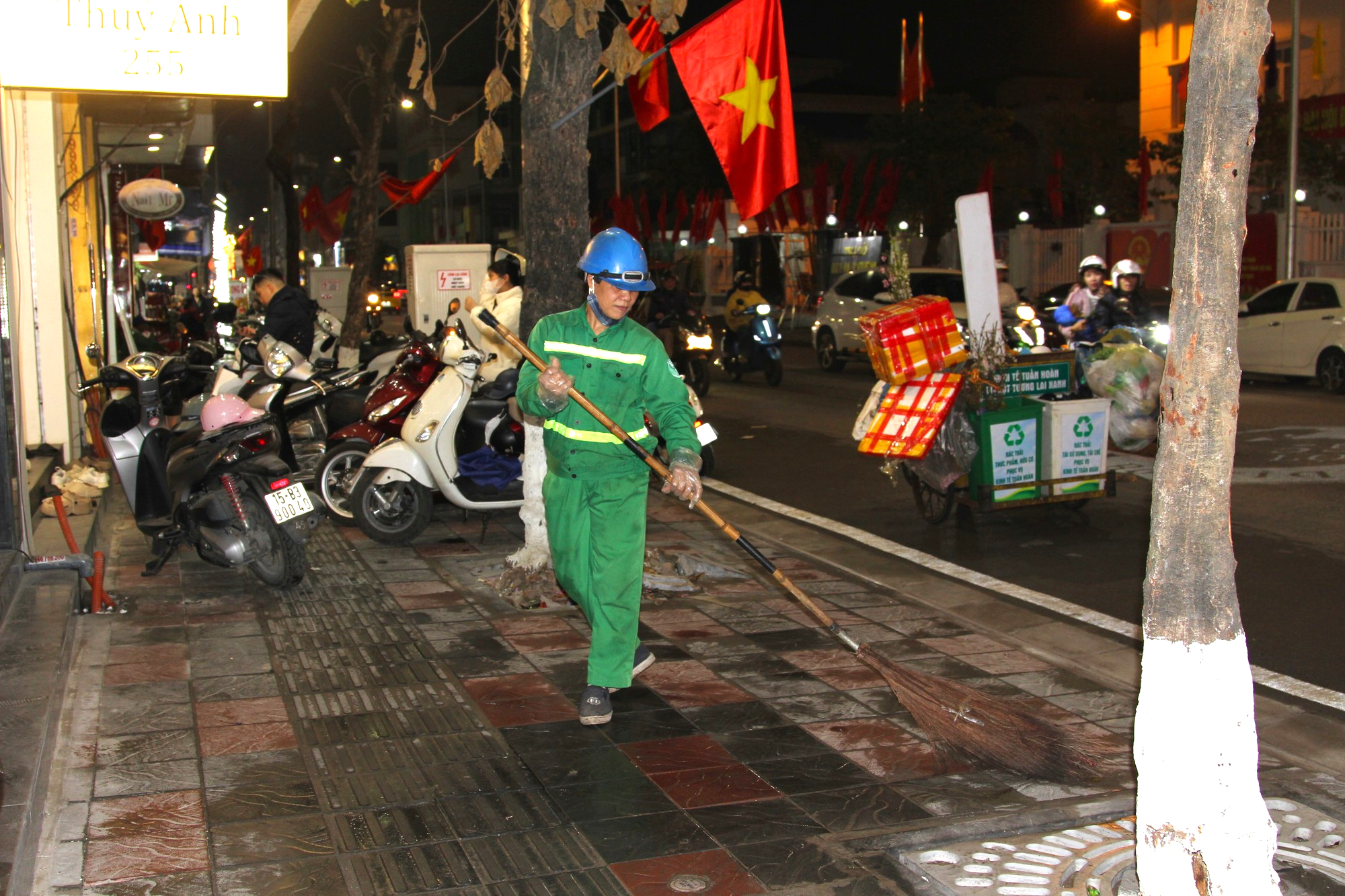 T&acirc;m sự của nữ lao c&ocirc;ng hơn 27 năm đ&oacute;n Giao thừa ngo&agrave;i đường- Ảnh 1.