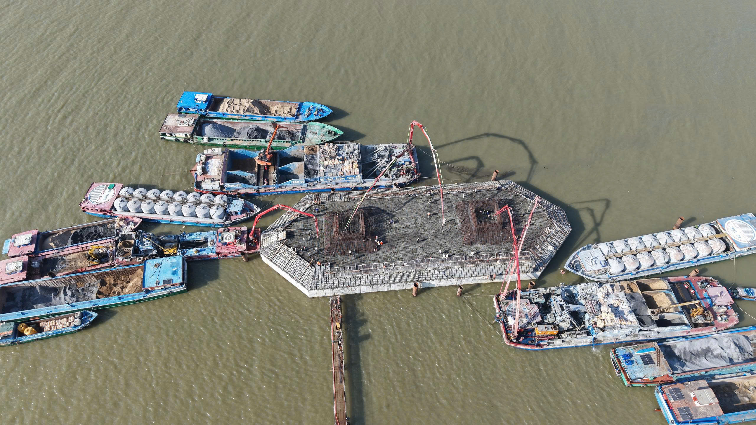 Dự án cầu Đại Ngãi đạt tiến độ hơn 65%, giải ngân vượt kế hoạch- Ảnh 2. Dự án cầu Đại Ngãi đạt tiến độ hơn 65%, giải ngân vượt kế hoạch- Ảnh 2.