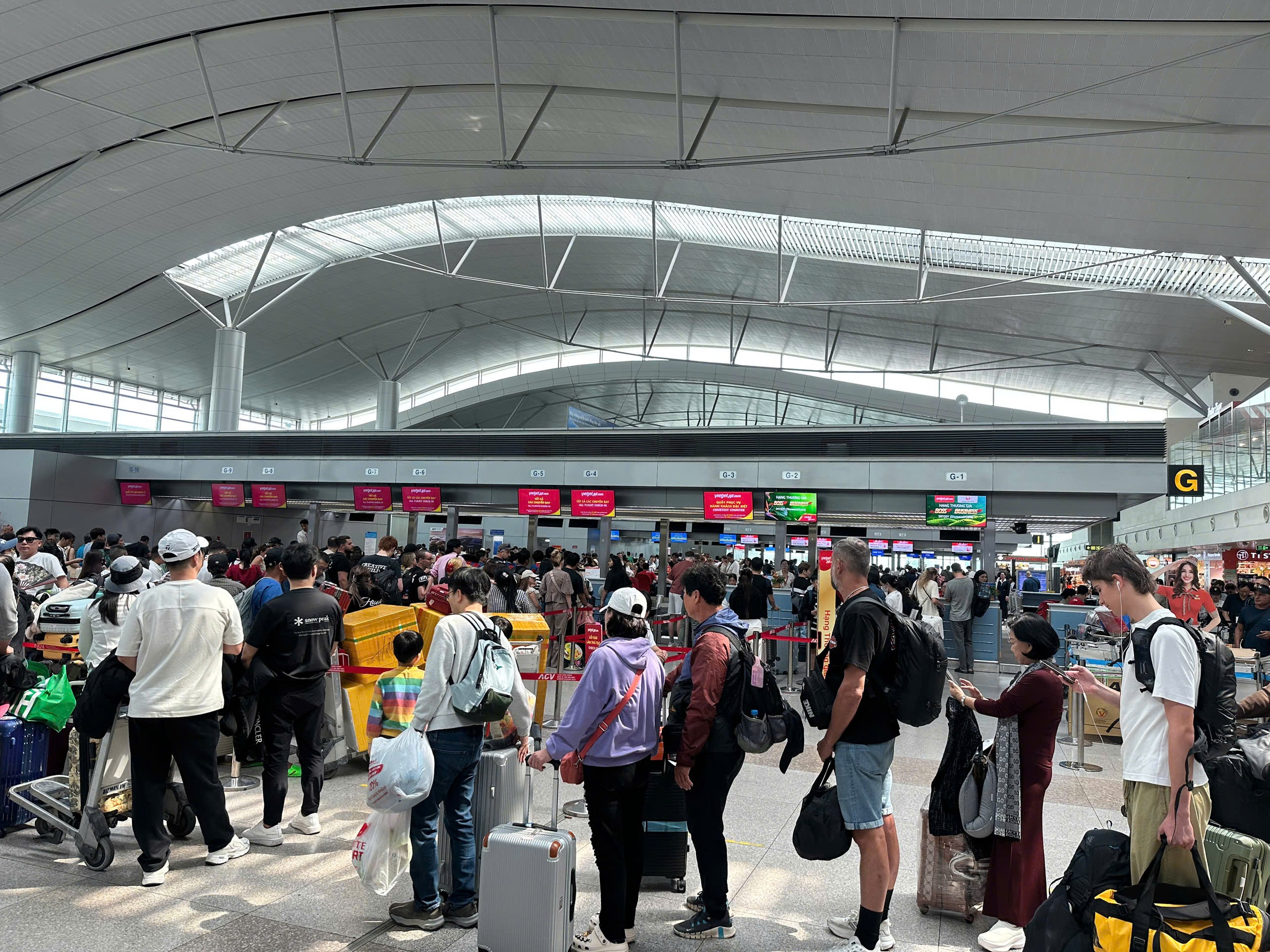 S&acirc;n bay T&acirc;n Sơn Nhất &ldquo;hạ nhiệt&rdquo; ng&agrave;y 29 Tết, dưới 1.000 chuyến bay/ng&agrave;y- Ảnh 2.