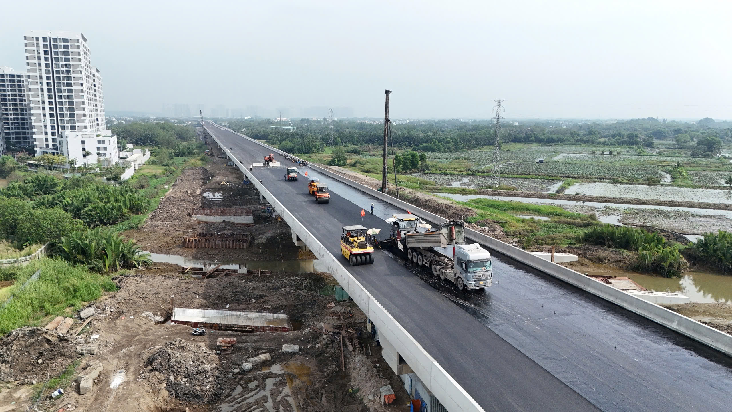 Cận Tết, công nhân bám trụ, thi công đường Vành đai 3 TP.HCM- Ảnh 1. Cận Tết, công nhân bám trụ, thi công đường Vành đai 3 TP.HCM- Ảnh 1.