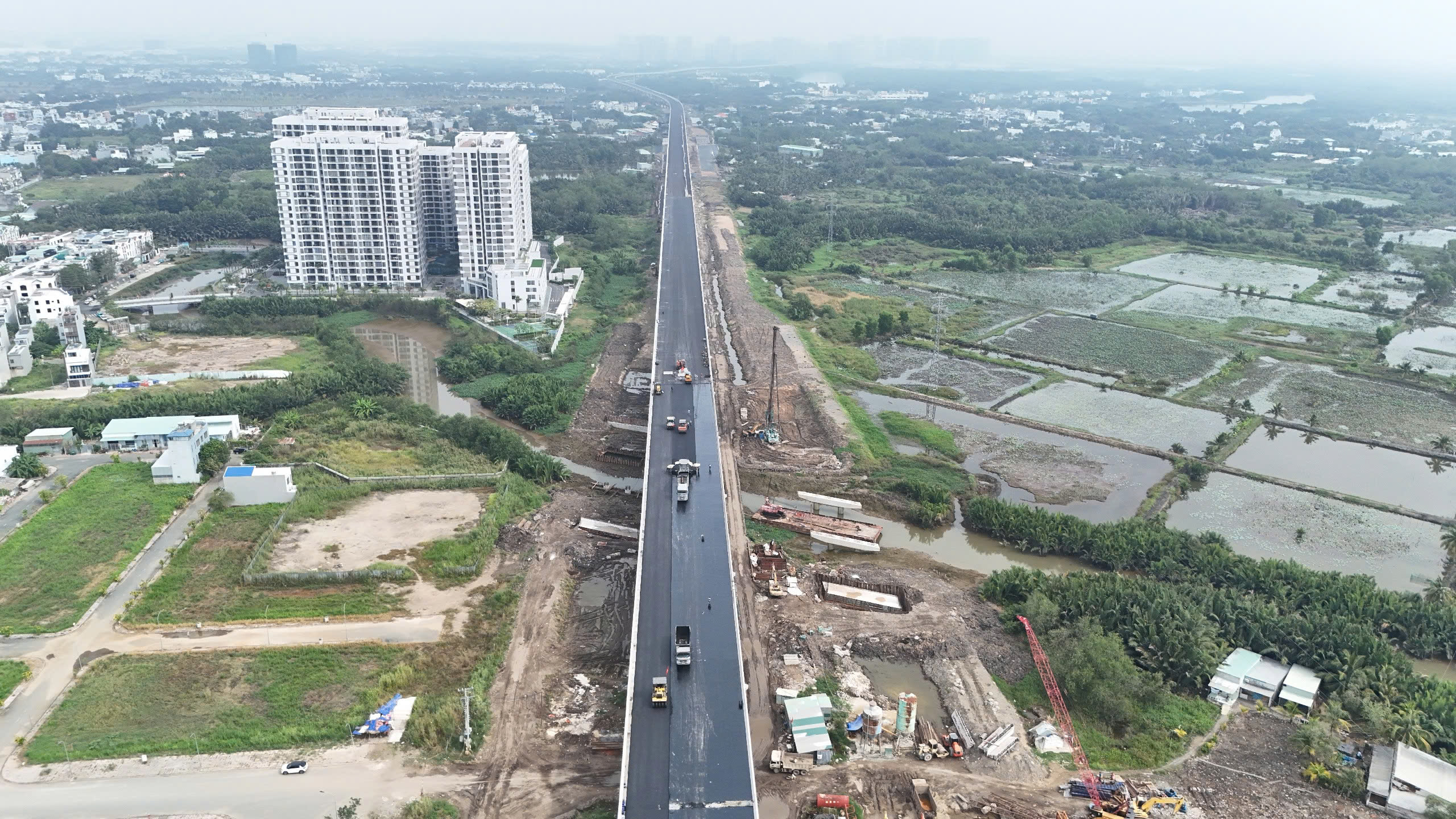 Cận Tết, công nhân bám trụ, thi công đường Vành đai 3 TP.HCM- Ảnh 11. Cận Tết, công nhân bám trụ, thi công đường Vành đai 3 TP.HCM- Ảnh 11.