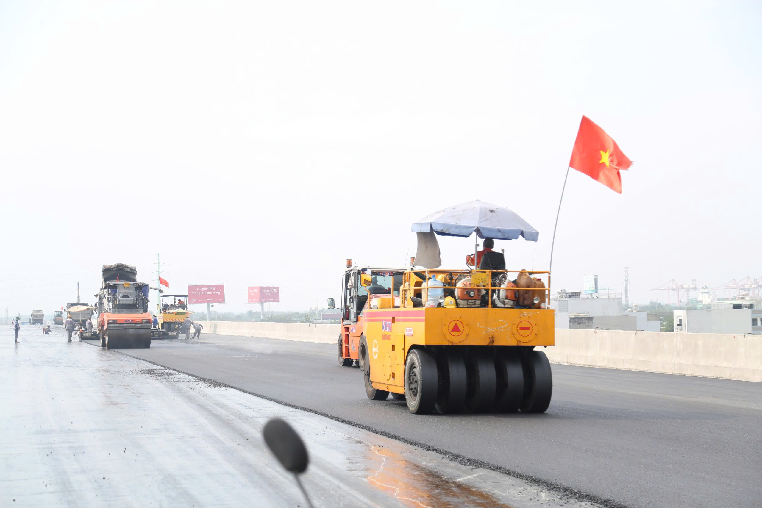 Cận Tết, công nhân bám trụ, thi công đường Vành đai 3 TP.HCM- Ảnh 6. Cận Tết, công nhân bám trụ, thi công đường Vành đai 3 TP.HCM- Ảnh 6.