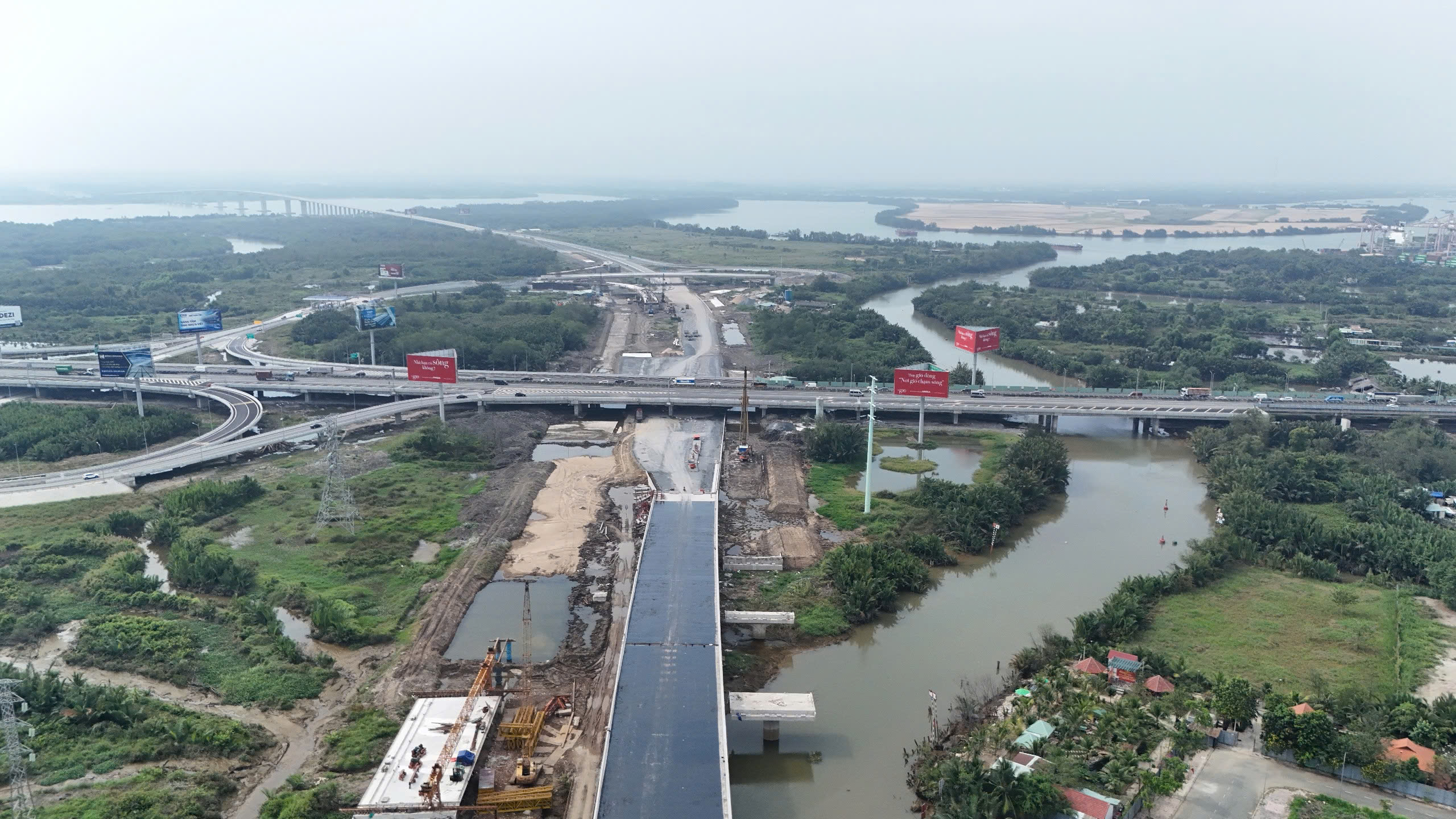 Cận Tết, công nhân bám trụ, thi công đường Vành đai 3 TP.HCM- Ảnh 10. Cận Tết, công nhân bám trụ, thi công đường Vành đai 3 TP.HCM- Ảnh 10.