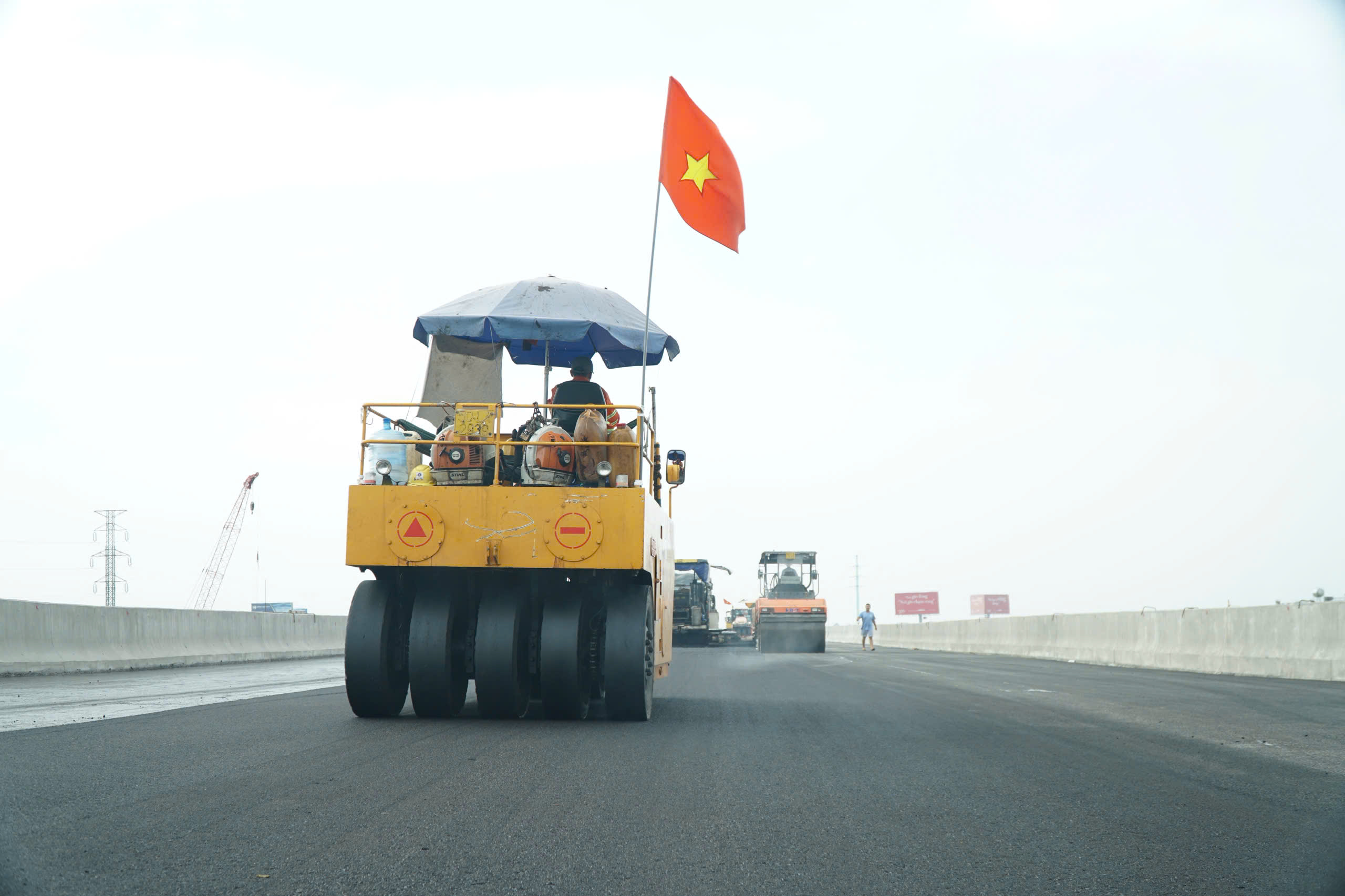 Cận Tết, công nhân bám trụ, thi công đường Vành đai 3 TP.HCM- Ảnh 2. Cận Tết, công nhân bám trụ, thi công đường Vành đai 3 TP.HCM- Ảnh 2.