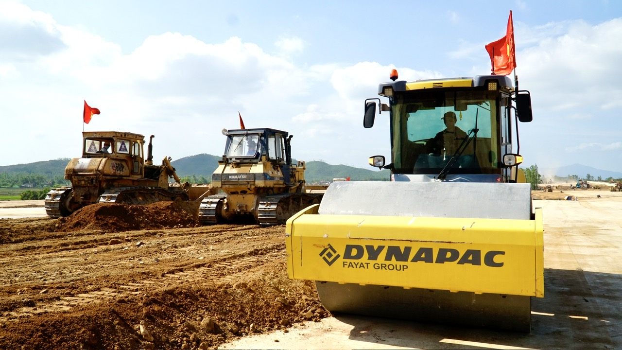 Tết tr&ecirc;n c&ocirc;ng trường đường cất, hạ c&aacute;nh số 2, Cảng h&agrave;ng kh&ocirc;ng Ph&ugrave; C&aacute;t- Ảnh 6.