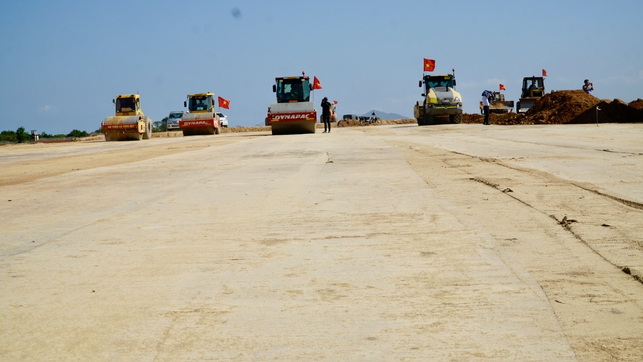 Tết tr&ecirc;n c&ocirc;ng trường đường cất, hạ c&aacute;nh số 2, Cảng h&agrave;ng kh&ocirc;ng Ph&ugrave; C&aacute;t- Ảnh 11.