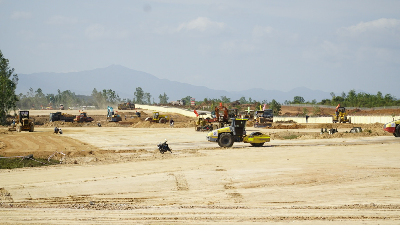 Tết tr&ecirc;n c&ocirc;ng trường đường cất, hạ c&aacute;nh số 2, Cảng h&agrave;ng kh&ocirc;ng Ph&ugrave; C&aacute;t- Ảnh 1.