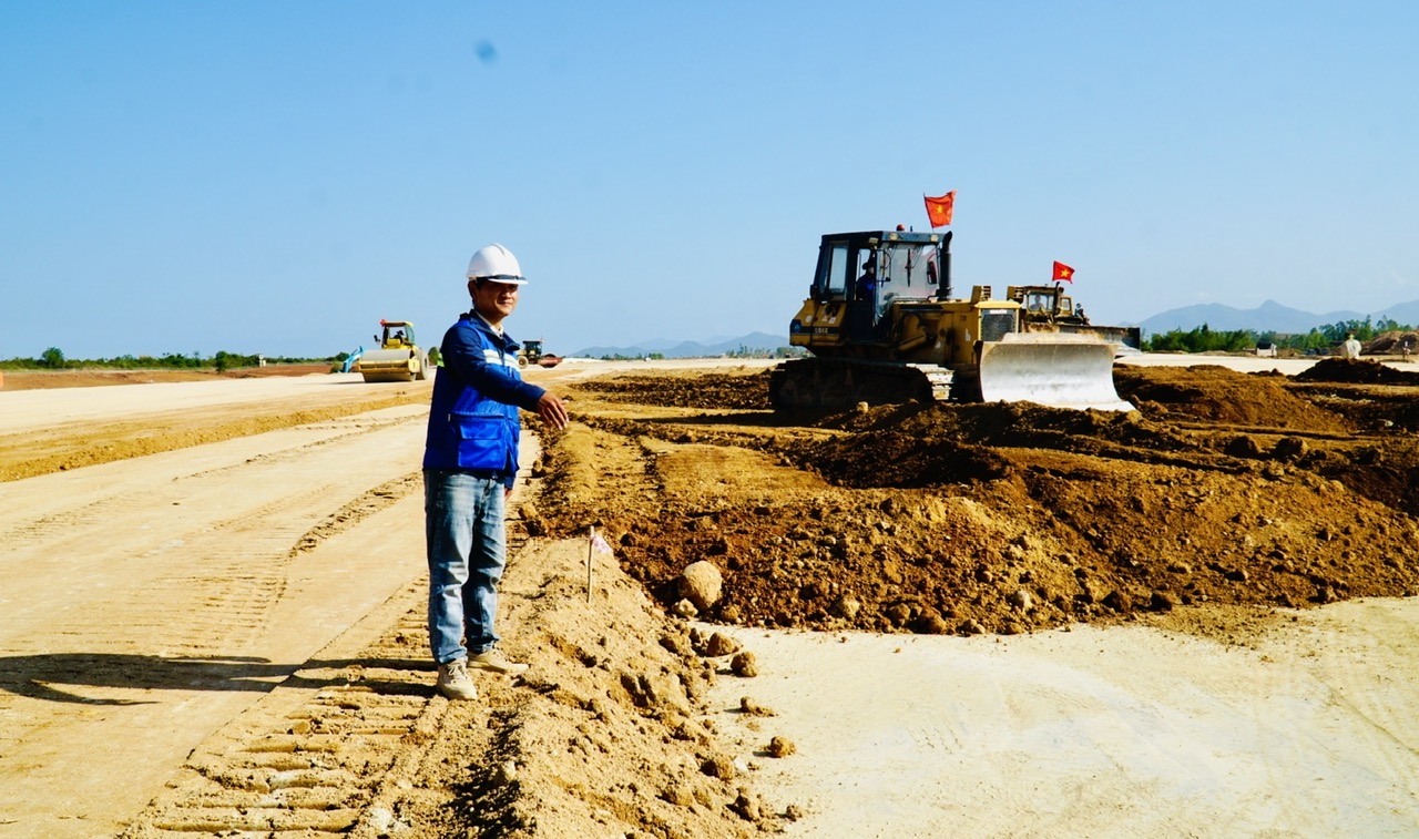 Tết tr&ecirc;n c&ocirc;ng trường đường cất, hạ c&aacute;nh số 2, Cảng h&agrave;ng kh&ocirc;ng Ph&ugrave; C&aacute;t- Ảnh 2.