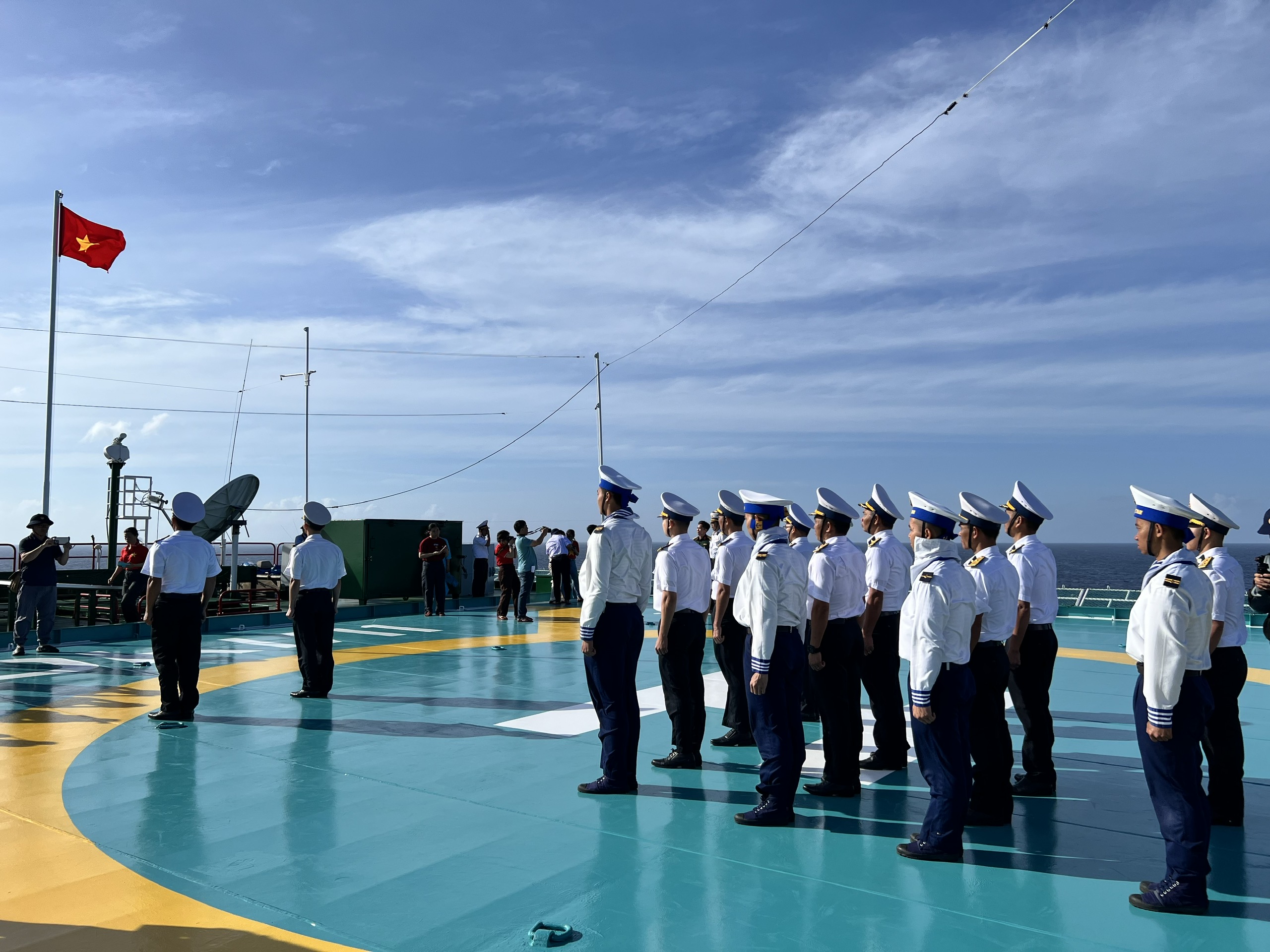 Tết giữa biển trời: Khi m&ugrave;a xu&acirc;n neo lại nh&agrave; gi&agrave;n DK1- Ảnh 1.