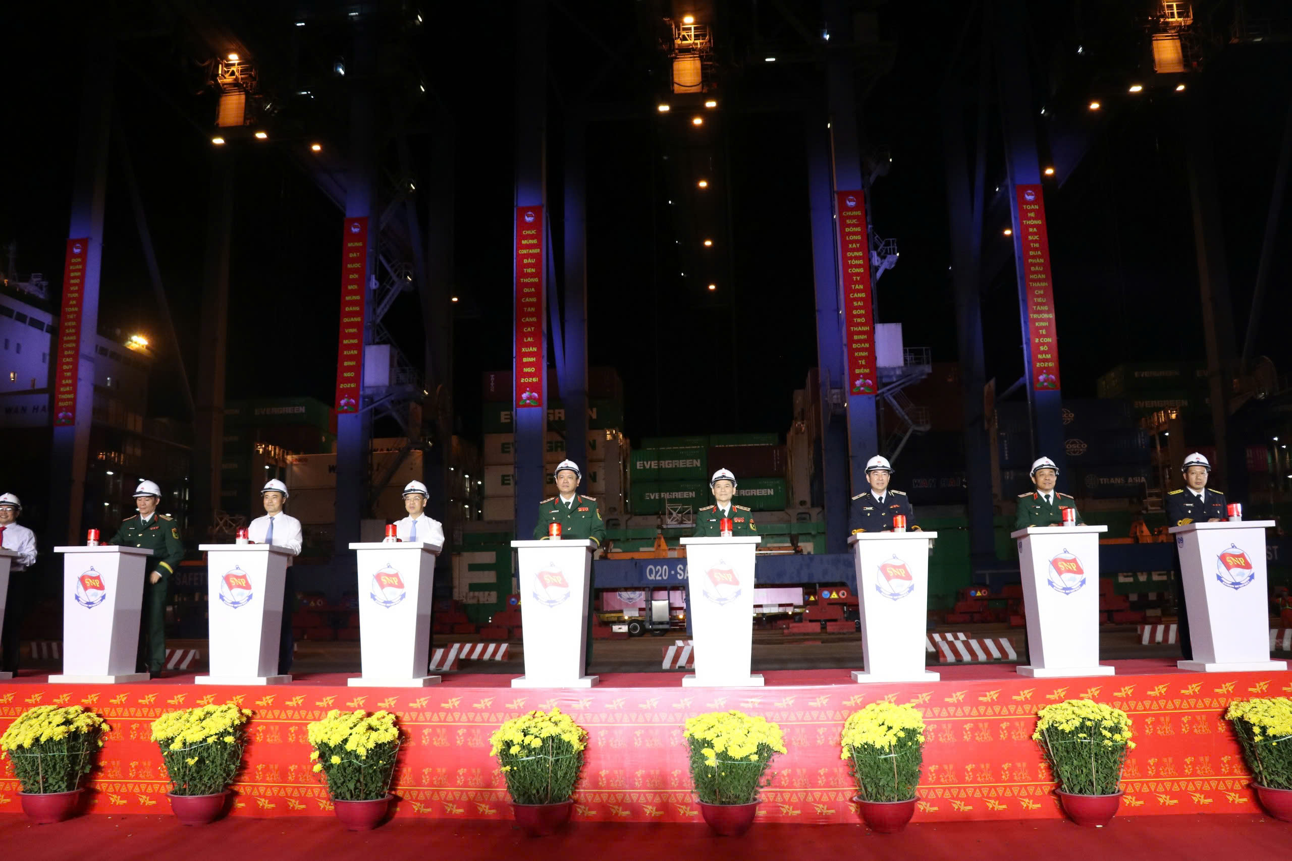 Đêm giao thừa, Tân Cảng Cát Lái đón 7 chuyến tàu xếp dỡ gần 11.200 TEU hàng hóa- Ảnh 3. Đêm giao thừa, Tân Cảng Cát Lái đón 7 chuyến tàu xếp dỡ gần 11.200 TEU hàng hóa- Ảnh 3.