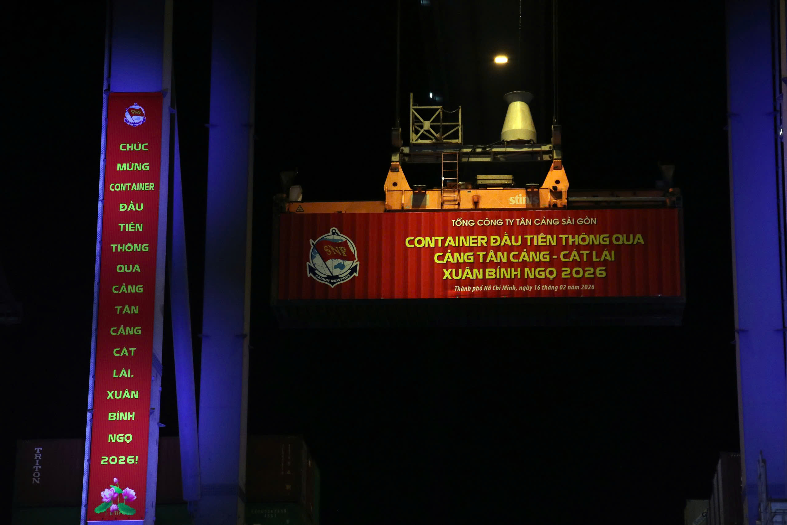 Đêm giao thừa, Tân Cảng Cát Lái đón 7 chuyến tàu xếp dỡ gần 11.200 TEU hàng hóa- Ảnh 2. Đêm giao thừa, Tân Cảng Cát Lái đón 7 chuyến tàu xếp dỡ gần 11.200 TEU hàng hóa- Ảnh 2.