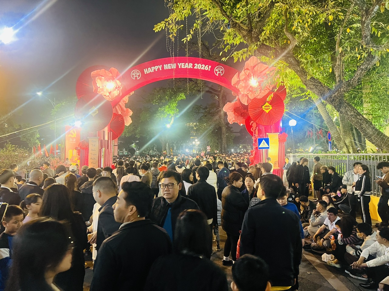 Người d&acirc;n Thủ đ&ocirc; h&aacute;o hức đ&oacute;n Giao thừa B&iacute;nh Ngọ 2026- Ảnh 1.