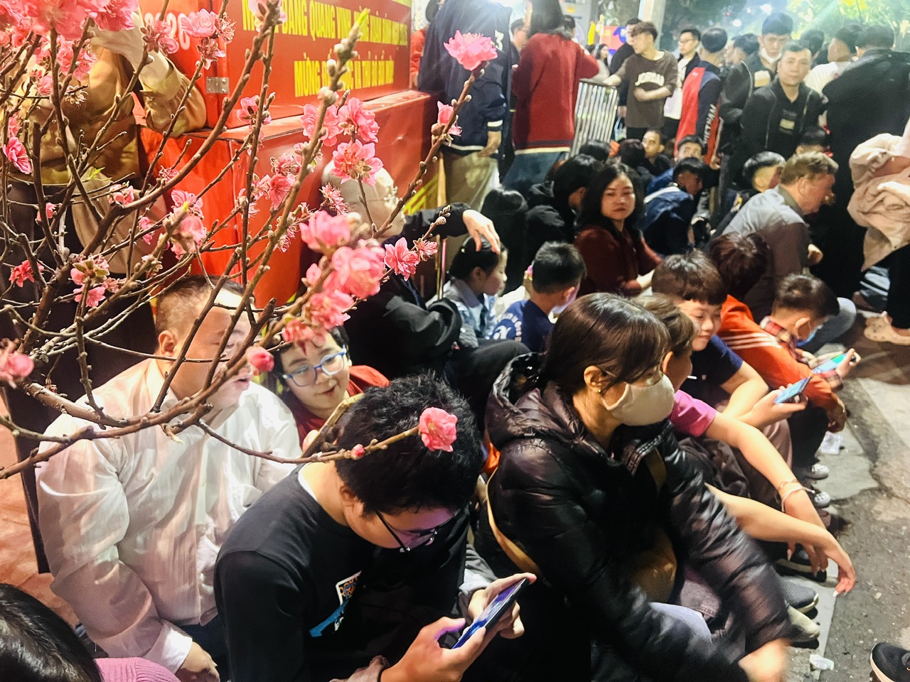 Người d&acirc;n Thủ đ&ocirc; h&aacute;o hức đ&oacute;n Giao thừa B&iacute;nh Ngọ 2026- Ảnh 3.