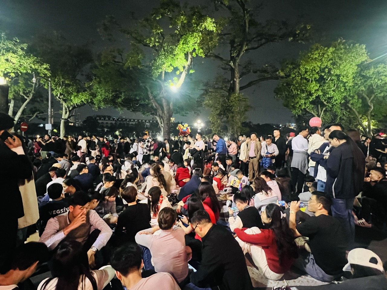 Người d&acirc;n Thủ đ&ocirc; h&aacute;o hức đ&oacute;n Giao thừa B&iacute;nh Ngọ 2026- Ảnh 2.