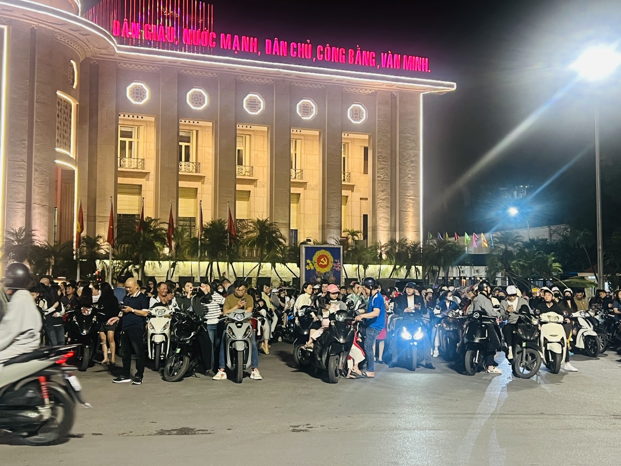 Người d&acirc;n Thủ đ&ocirc; h&aacute;o hức đ&oacute;n Giao thừa B&iacute;nh Ngọ 2026- Ảnh 5.