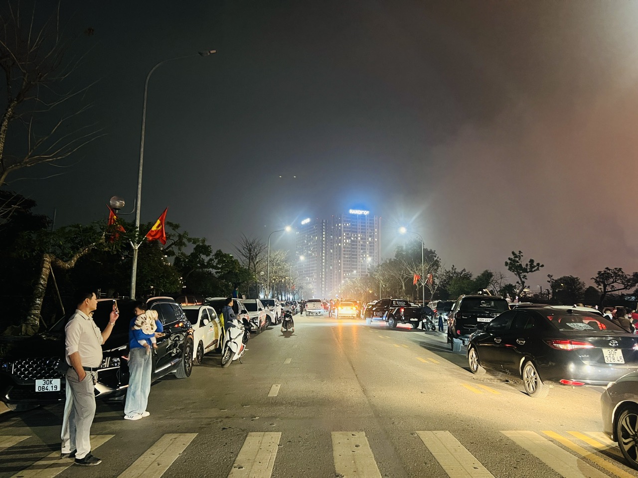 Người d&acirc;n Thủ đ&ocirc; h&aacute;o hức đ&oacute;n Giao thừa B&iacute;nh Ngọ 2026- Ảnh 15.