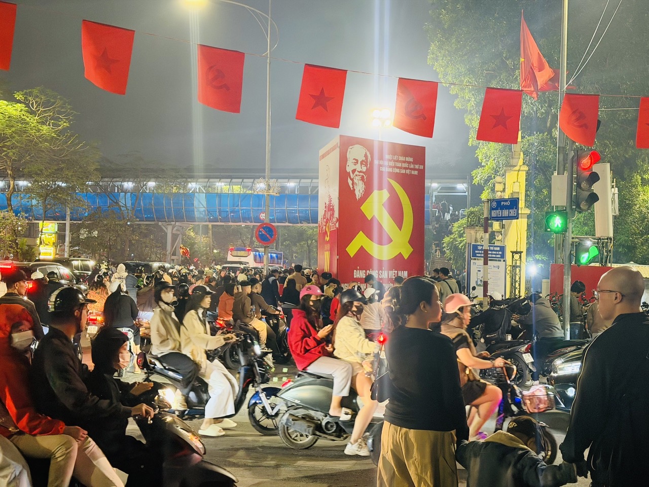 Người d&acirc;n Thủ đ&ocirc; h&aacute;o hức đ&oacute;n Giao thừa B&iacute;nh Ngọ 2026- Ảnh 9.