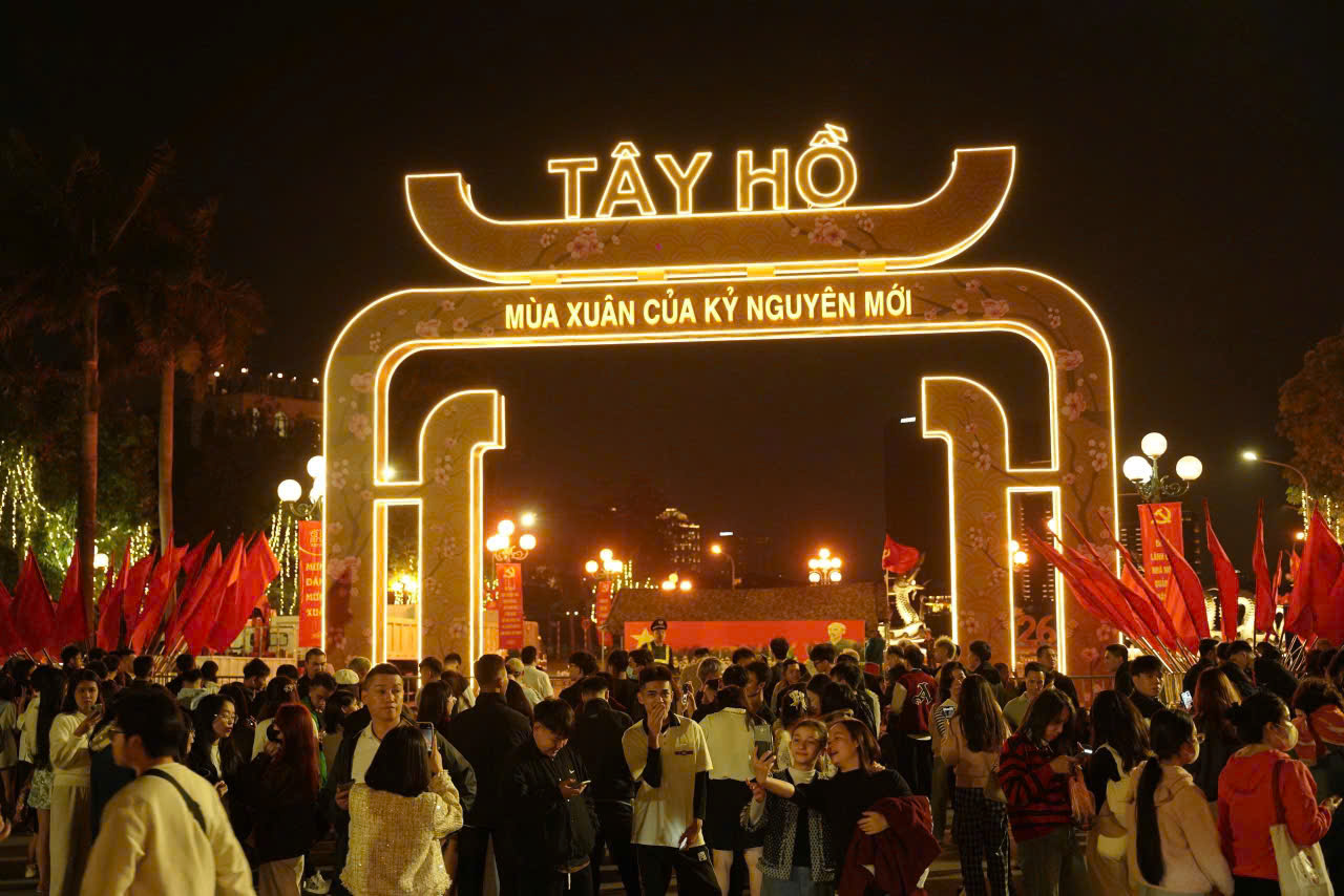 Người d&acirc;n Thủ đ&ocirc; h&aacute;o hức đ&oacute;n Giao thừa B&iacute;nh Ngọ 2026- Ảnh 6.